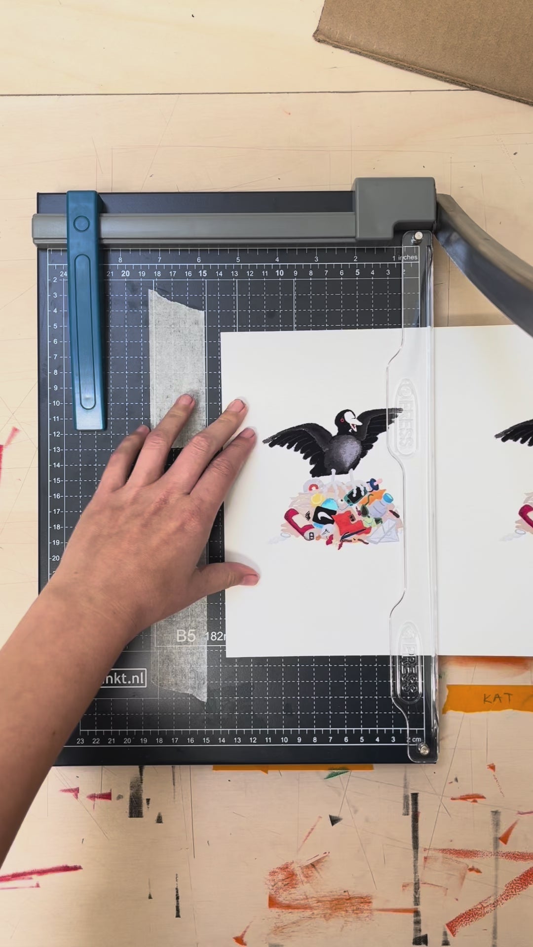 Fine art print van tekening van meerkoet op vuilnisnest door Anne Neuteboom cabaretier Anne Neut Boetiek