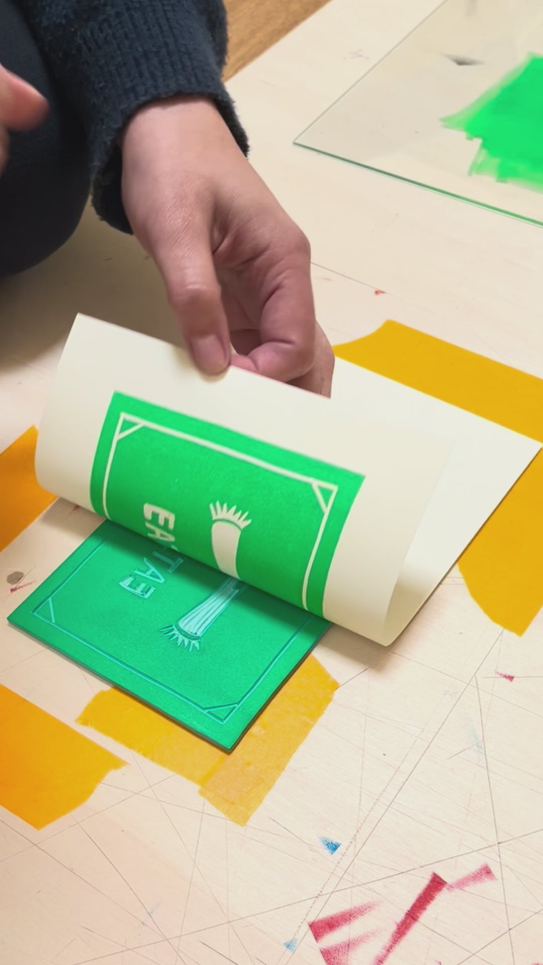 Linoprint van prei met woordgrap door Anne Neuteboom cabaretier Anne Neut Boetiek