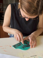 Lino print van tekening van kat die overgeeft in nieuwe pantoffels door Anne Neuteboom cabaretier Anne Neut Boetiek