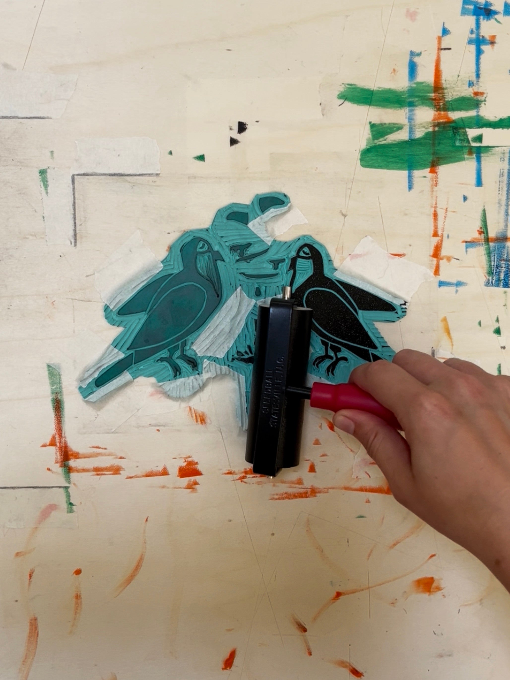 Handgedrukte lino print door Anne Neuteboom cabaretier met afbeelding van tongende toekans Anne Neut Boetiek