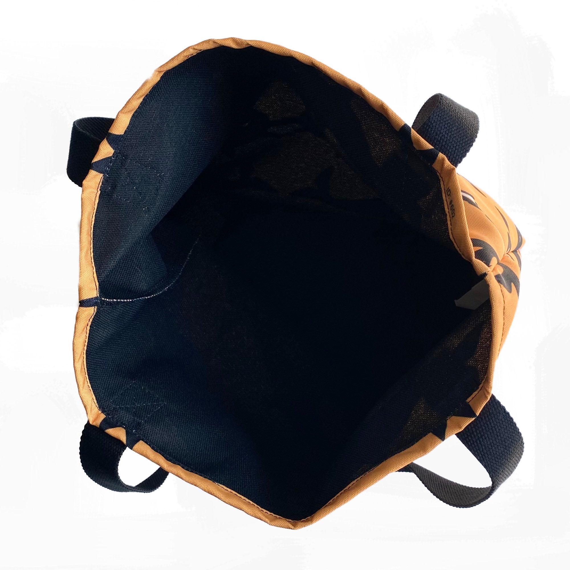 Tote bag met tekening van tongende dolfijnen door Anne Neuteboom cabaretier in Anne Neut Boetiek