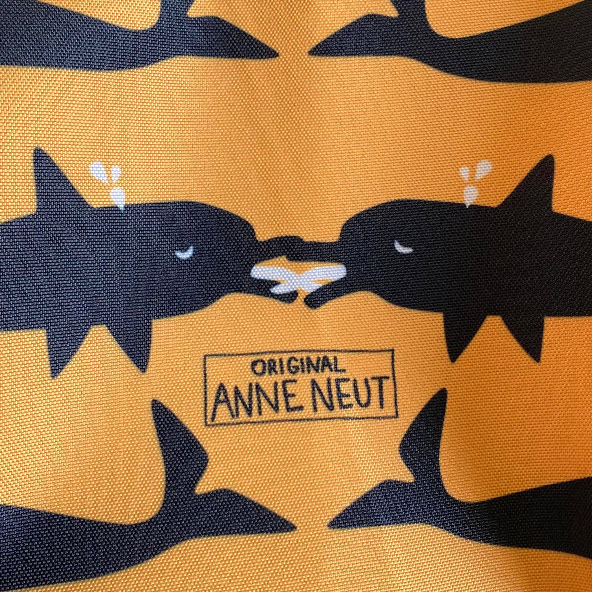 Tote bag met tekening van tongende dolfijnen door Anne Neuteboom cabaretier in Anne Neut Boetiek