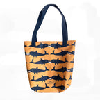 Tote bag met tekening van tongende dolfijnen door Anne Neuteboom cabaretier in Anne Neut Boetiek