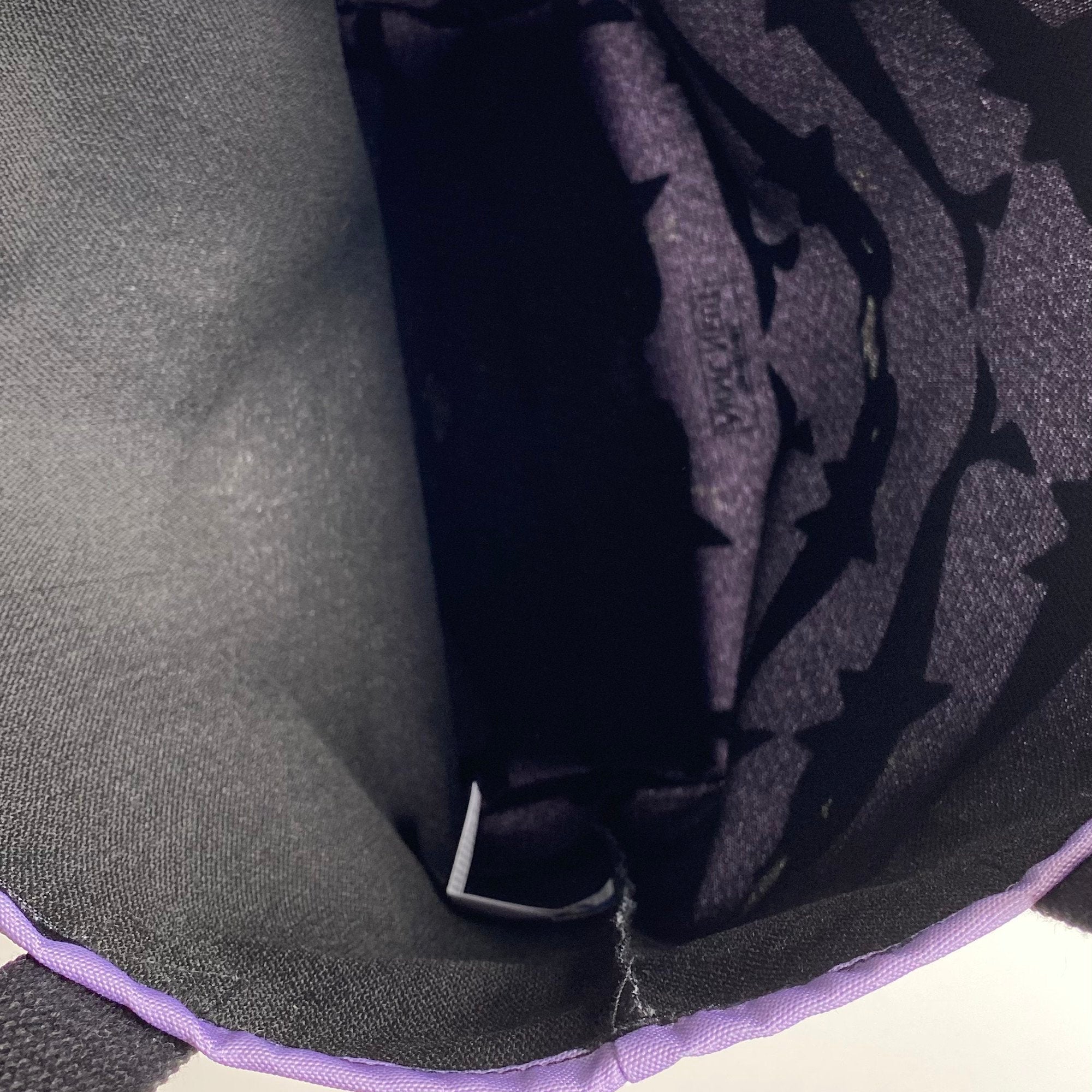 Tote bag met tekening van tongende dolfijnen door Anne Neuteboom cabaretier in Anne Neut Boetiek