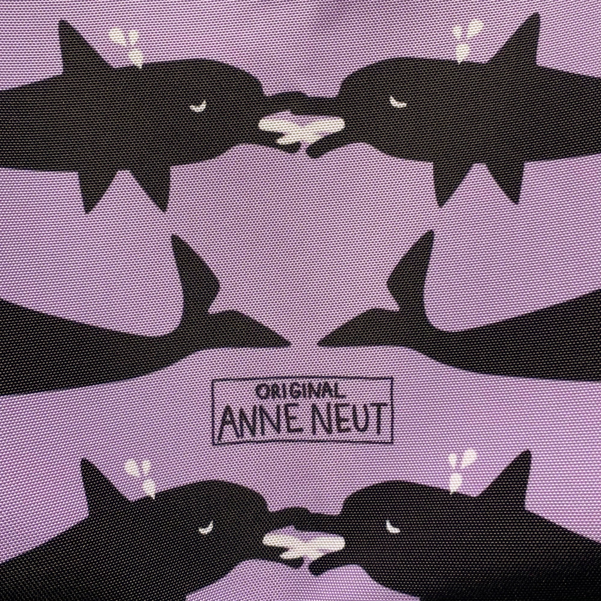 Tote bag met tekening van tongende dolfijnen door Anne Neuteboom cabaretier in Anne Neut Boetiek