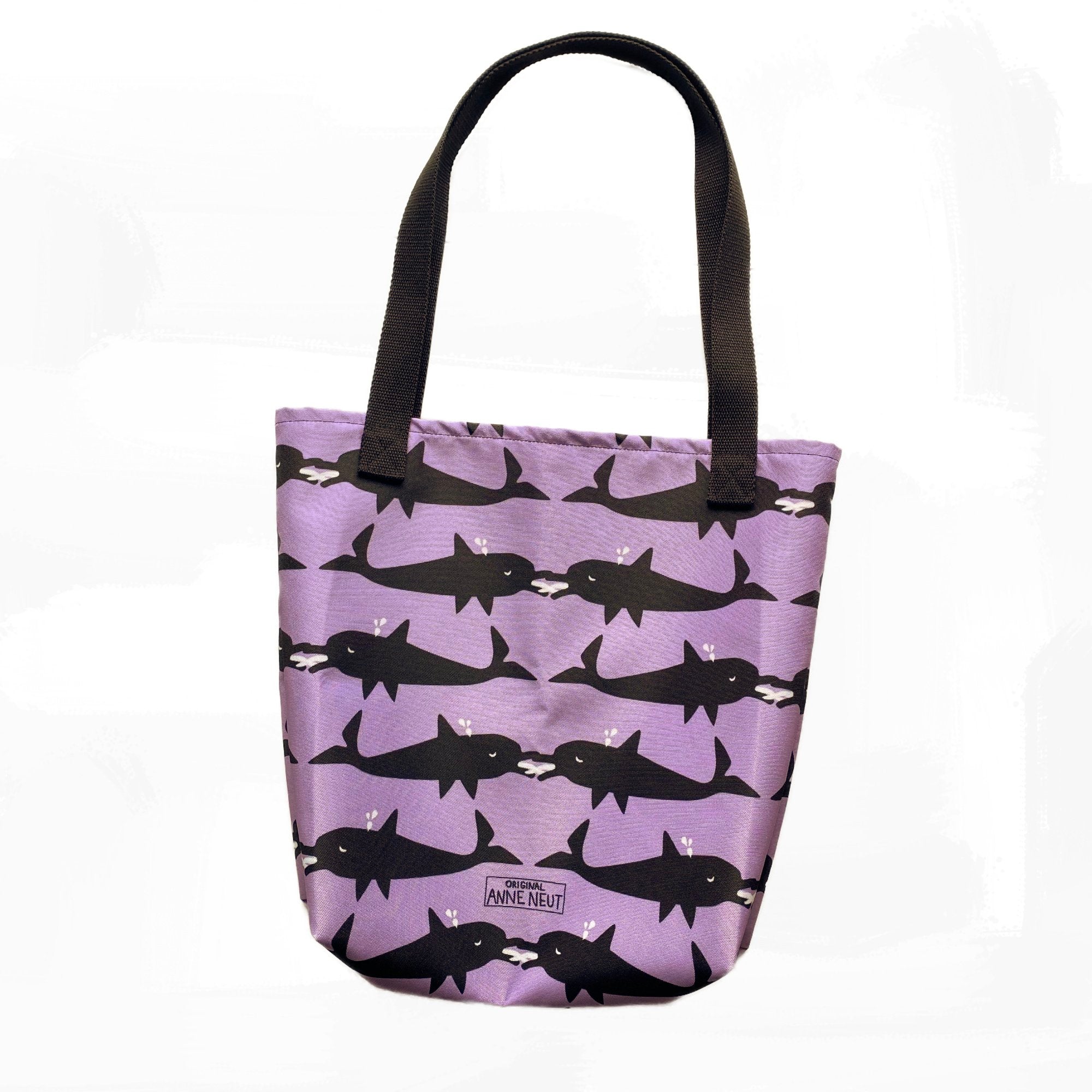 Tote bag met tekening van tongende dolfijnen door Anne Neuteboom cabaretier in Anne Neut Boetiek