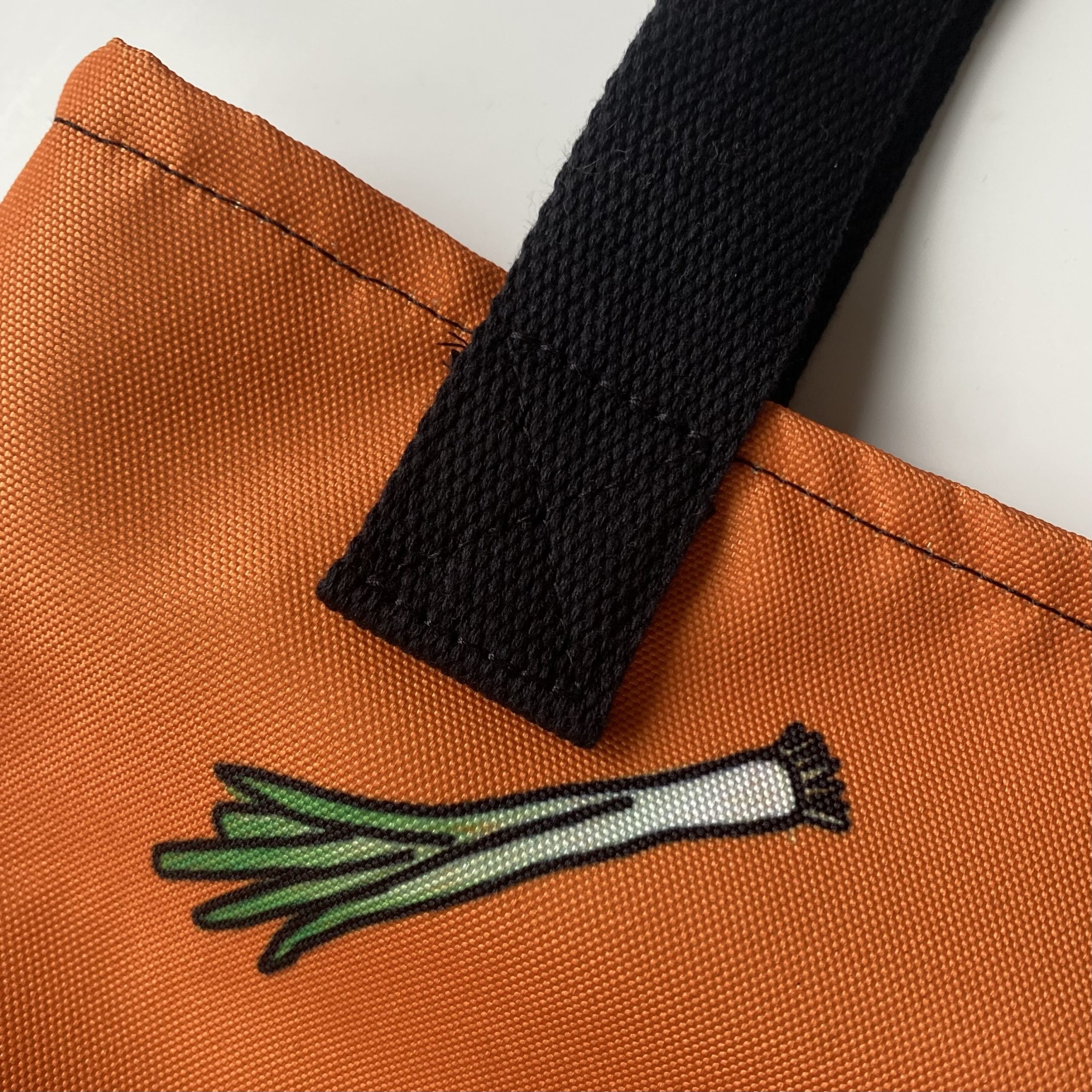 Tote bag met tekening van prei door Anne Neuteboom cabaretier in Anne Neut Boetiek