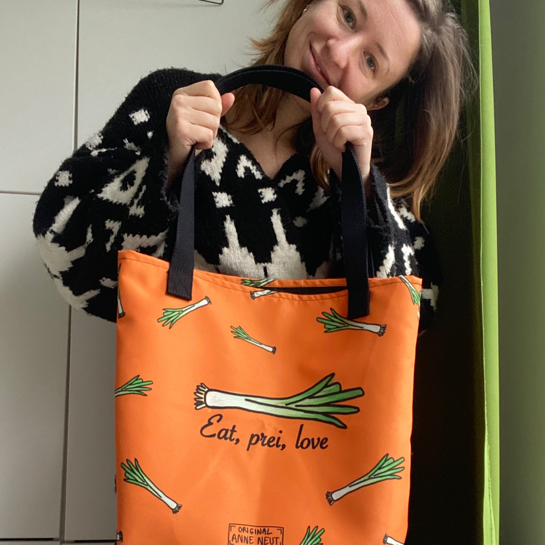 Tote bag met tekening van prei door Anne Neuteboom cabaretier in Anne Neut Boetiek