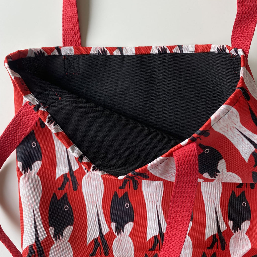 Tote bag met tekening van glamour karpers door Anne Neuteboom cabaretier in Anne Neut Boetiek