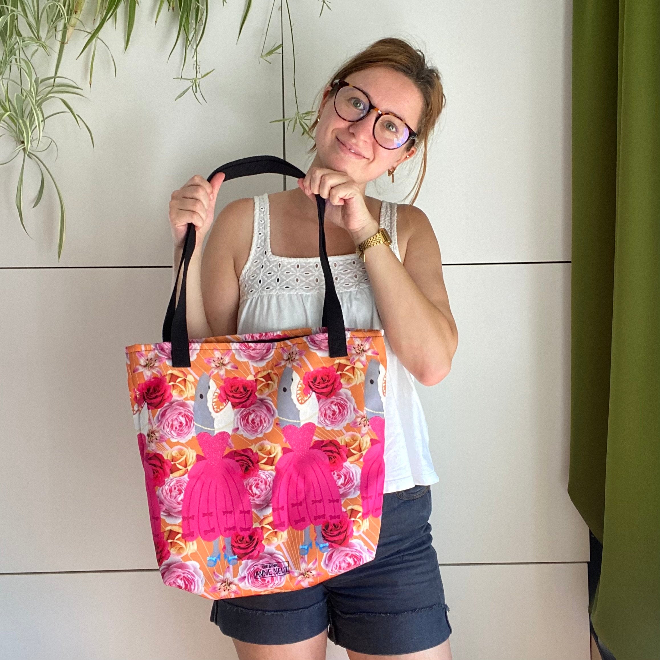 Tote bag met tekening van glamour haaien door Anne Neuteboom cabaretier in Anne Neut Boetiek