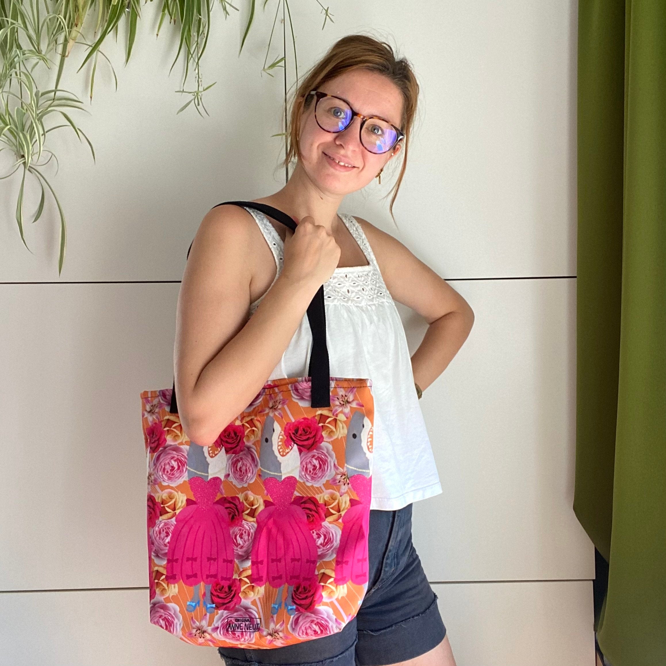 Tote bag met tekening van glamour haaien door Anne Neuteboom cabaretier in Anne Neut Boetiek