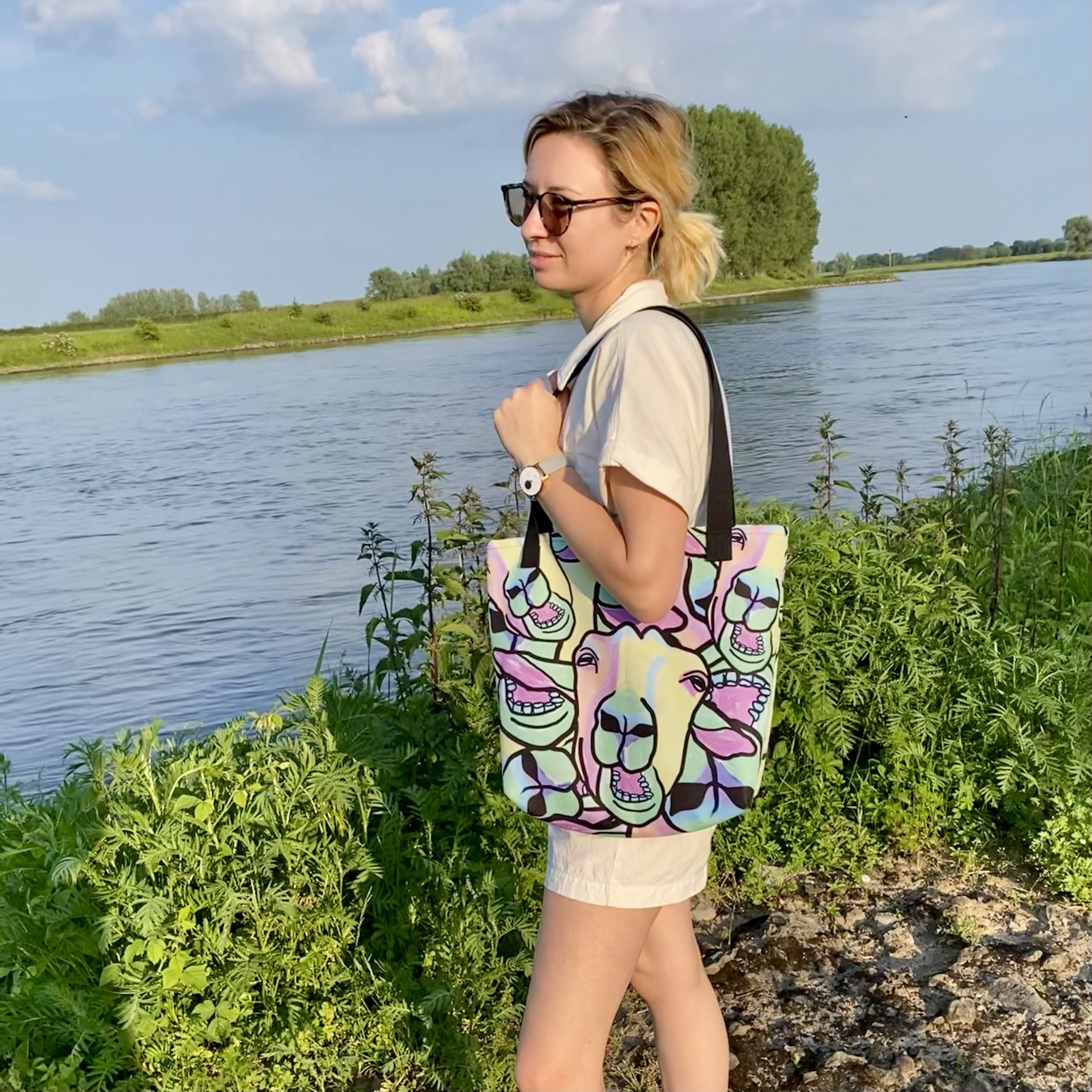 Tote bag met tekening van kauwende geiten door Anne Neuteboom cabaretier in Anne Neut Boetiek