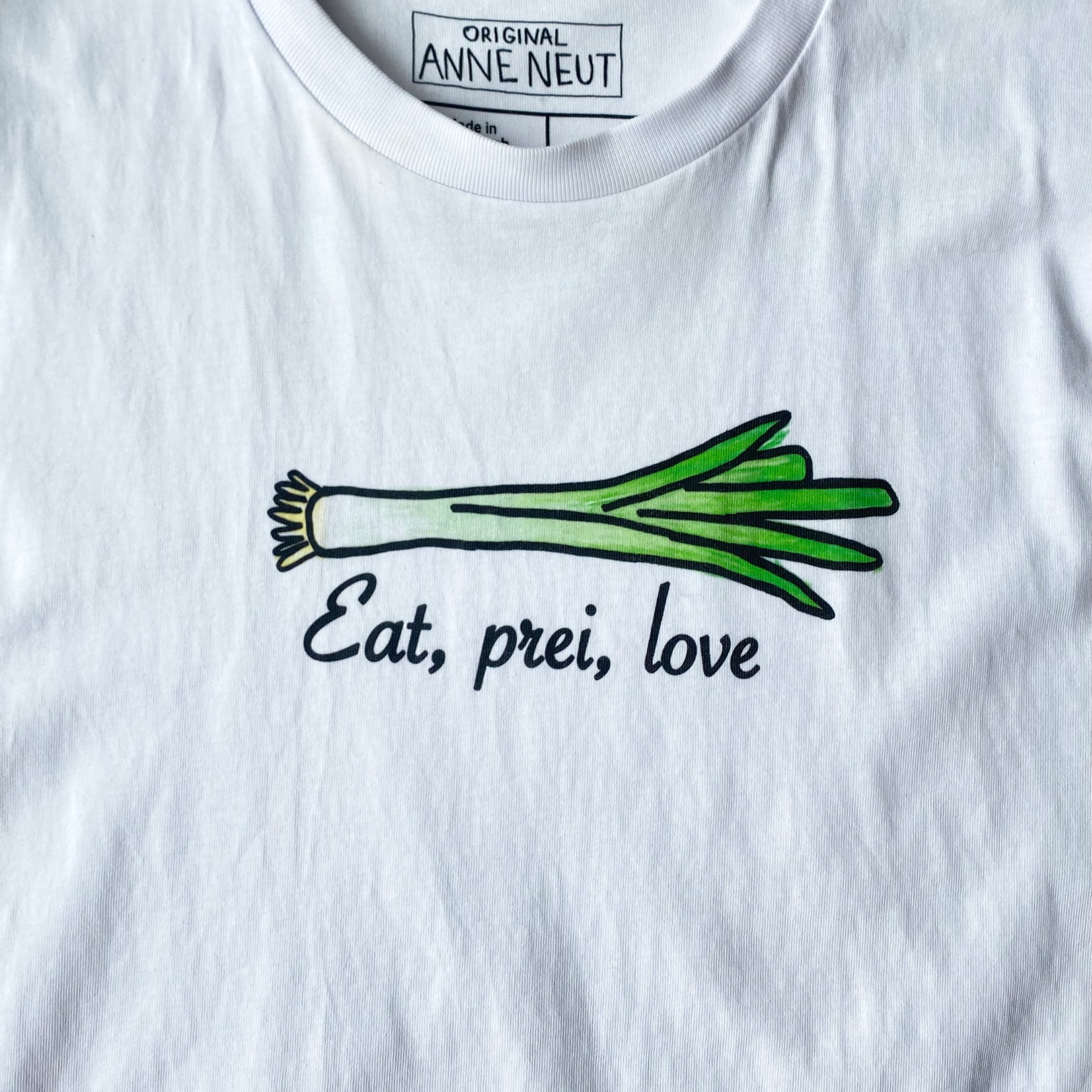 Shirt met tekening van prei door Anne Neuteboom cabaretier in Anne Neut Boetiek