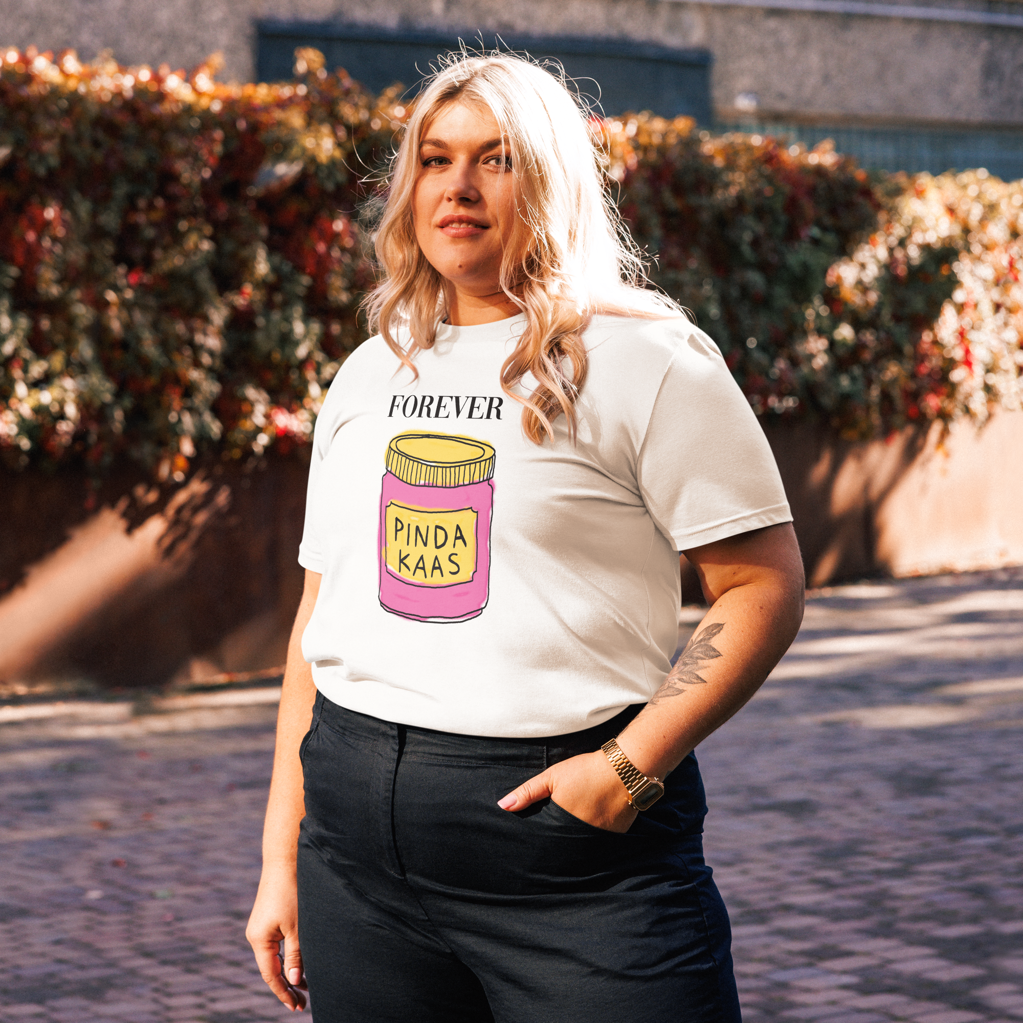 Shirt met tekening van pindakaas door Anne Neuteboom in Anne Neut Boetiek