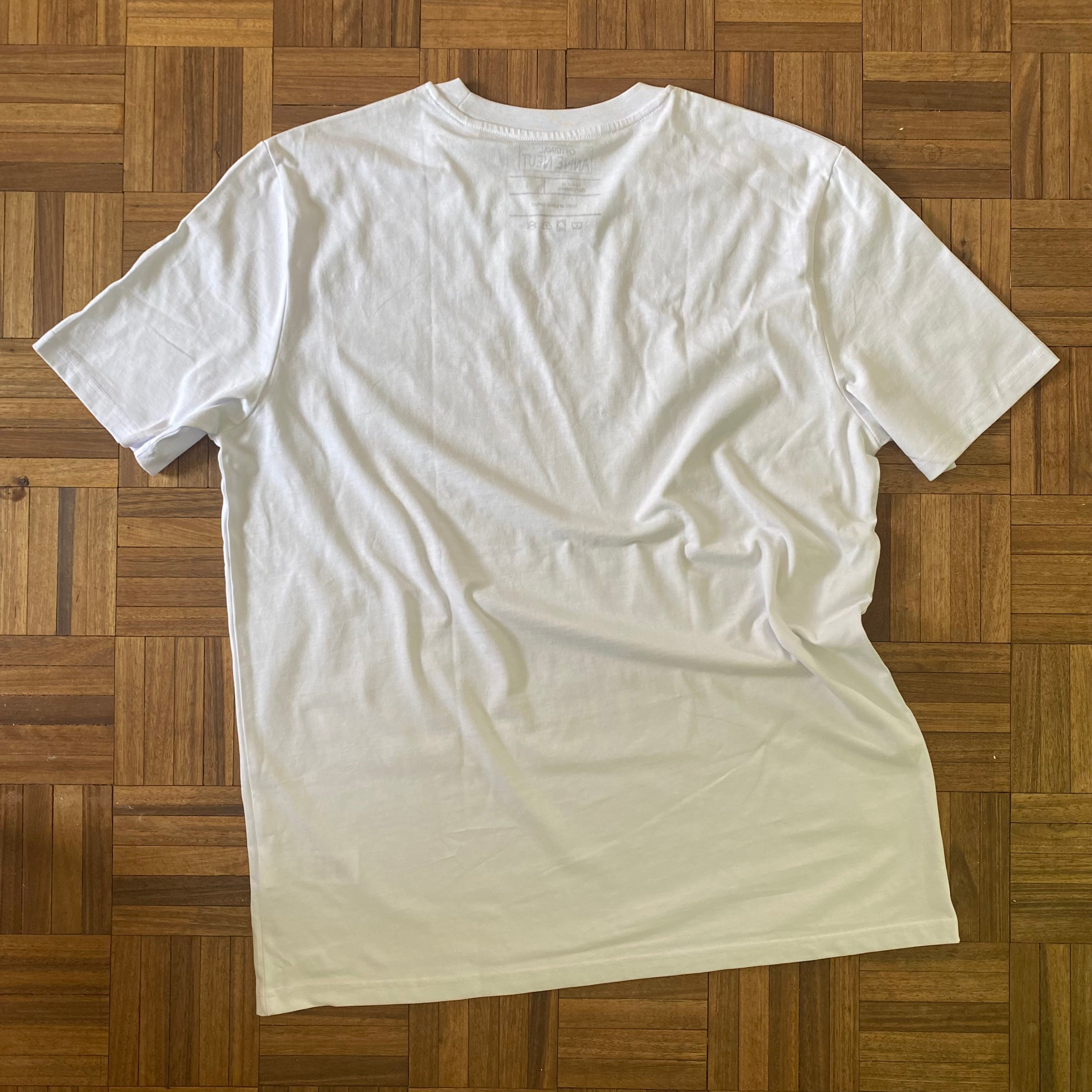 Shirt met tekening van glamour insecten door Anne Neuteboom cabaretier in Anne Neut Boetiek