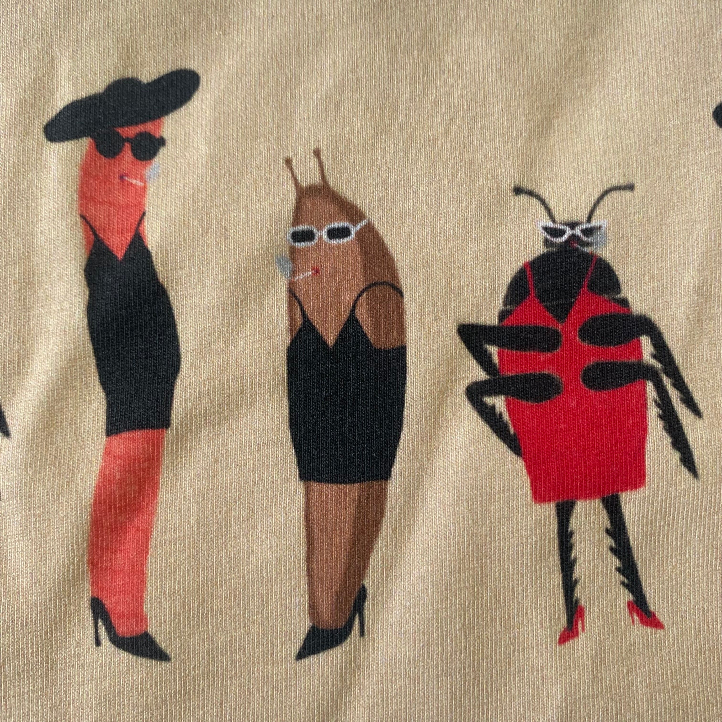 Shirt met tekening van glamour insecten door Anne Neuteboom cabaretier in Anne Neut Boetiek
