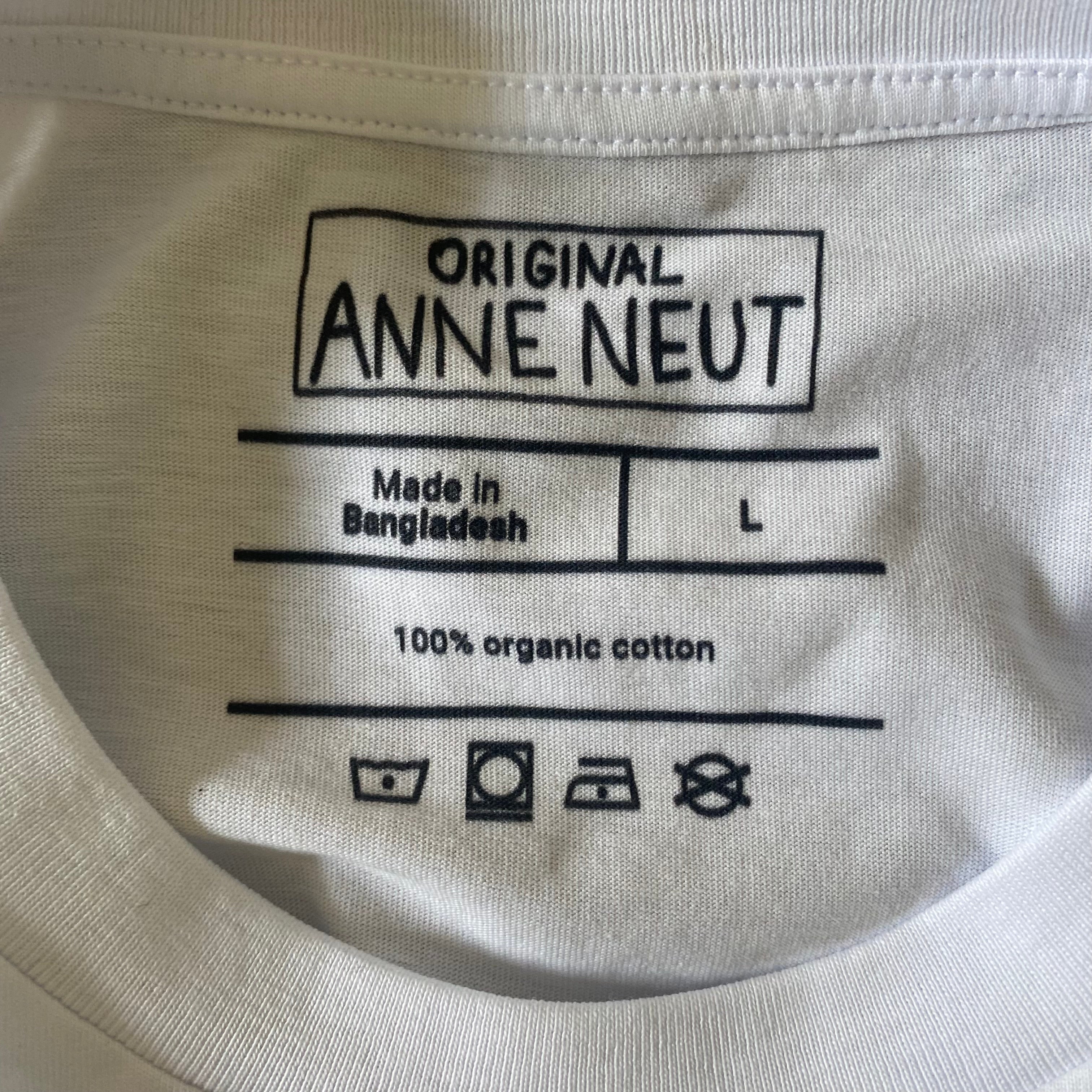 Shirt met tekening van glamour insecten door Anne Neuteboom cabaretier in Anne Neut Boetiek