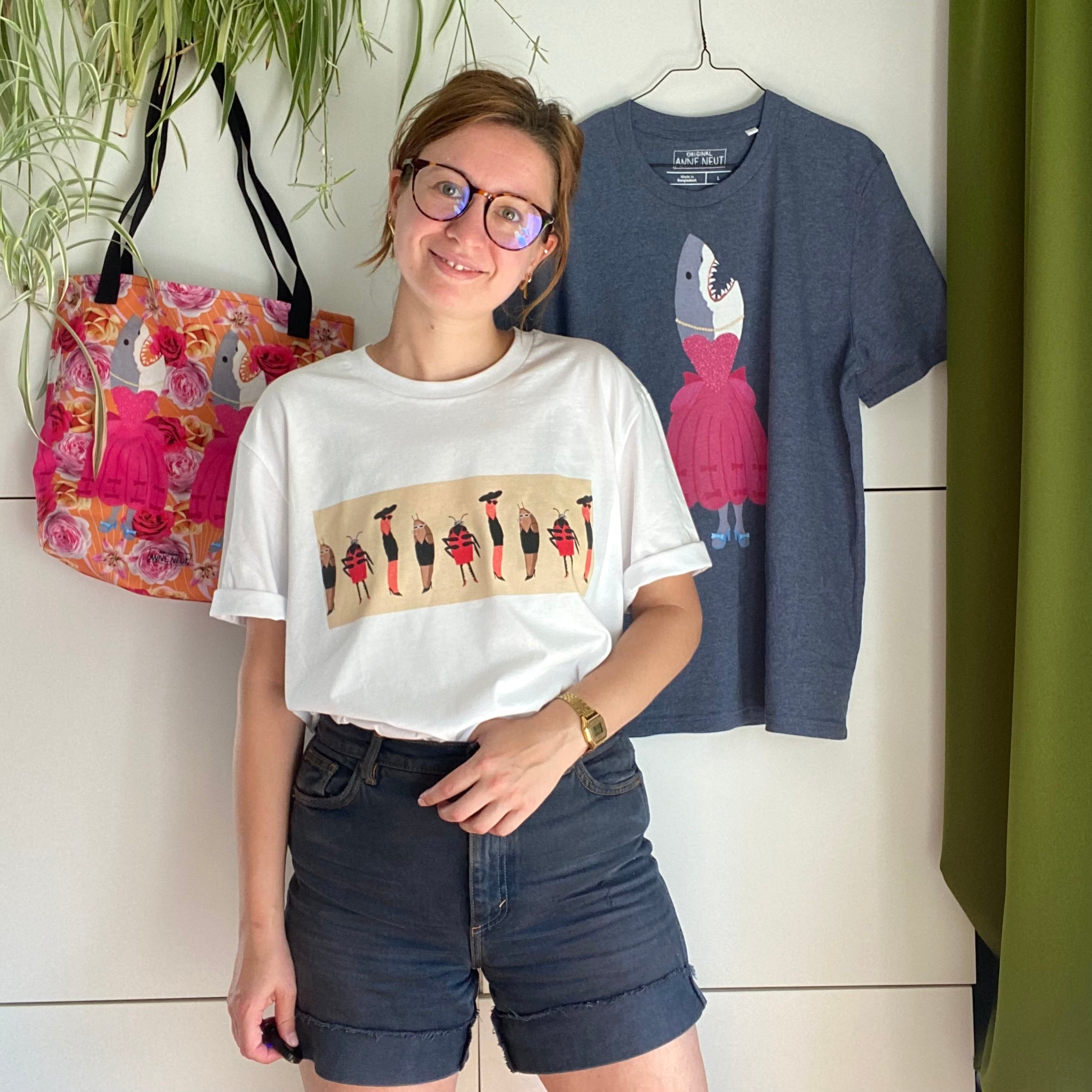 Shirt met tekening van glamour insecten door Anne Neuteboom cabaretier in Anne Neut Boetiek