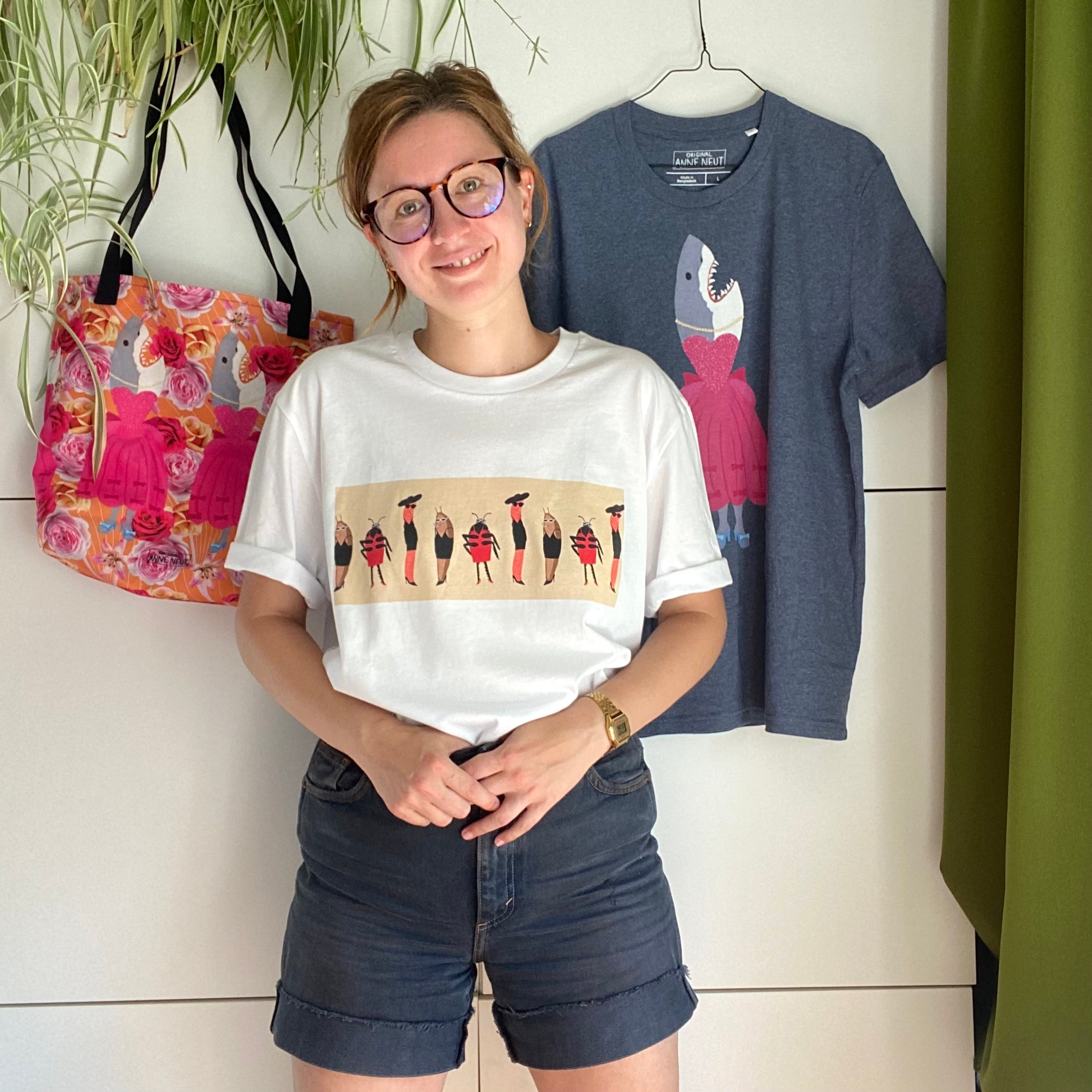 Shirt met tekening van glamour insecten door Anne Neuteboom cabaretier in Anne Neut Boetiek