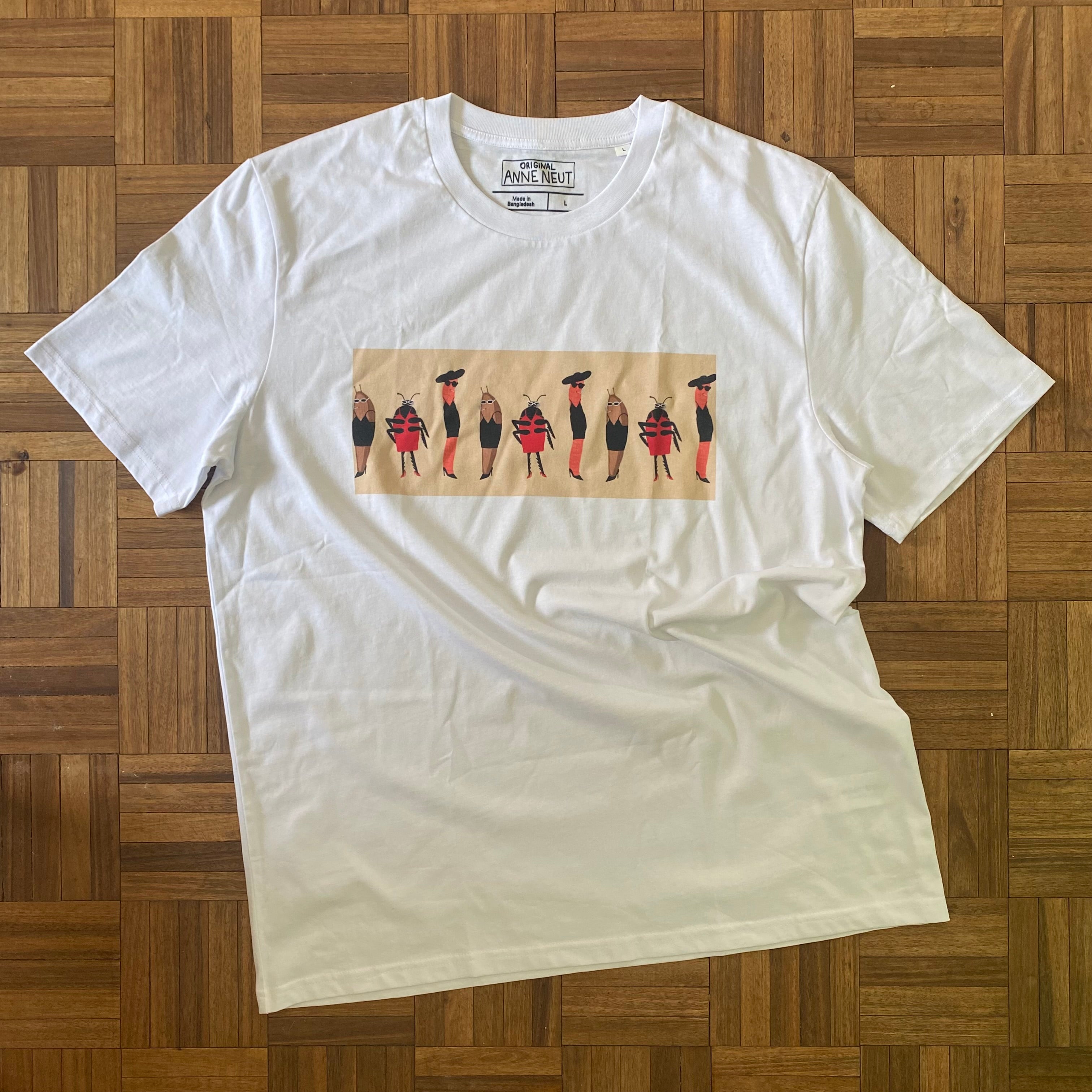 Shirt met tekening van glamour insecten door Anne Neuteboom cabaretier in Anne Neut Boetiek