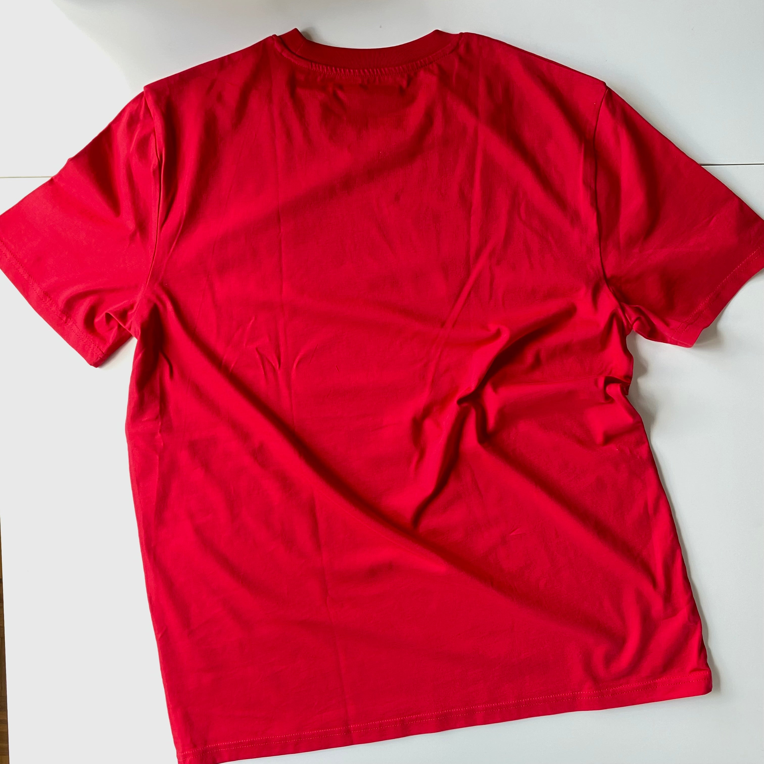 Shirt met tekening van glamour karper door Anne Neuteboom cabaretier in Anne Neut Boetiek