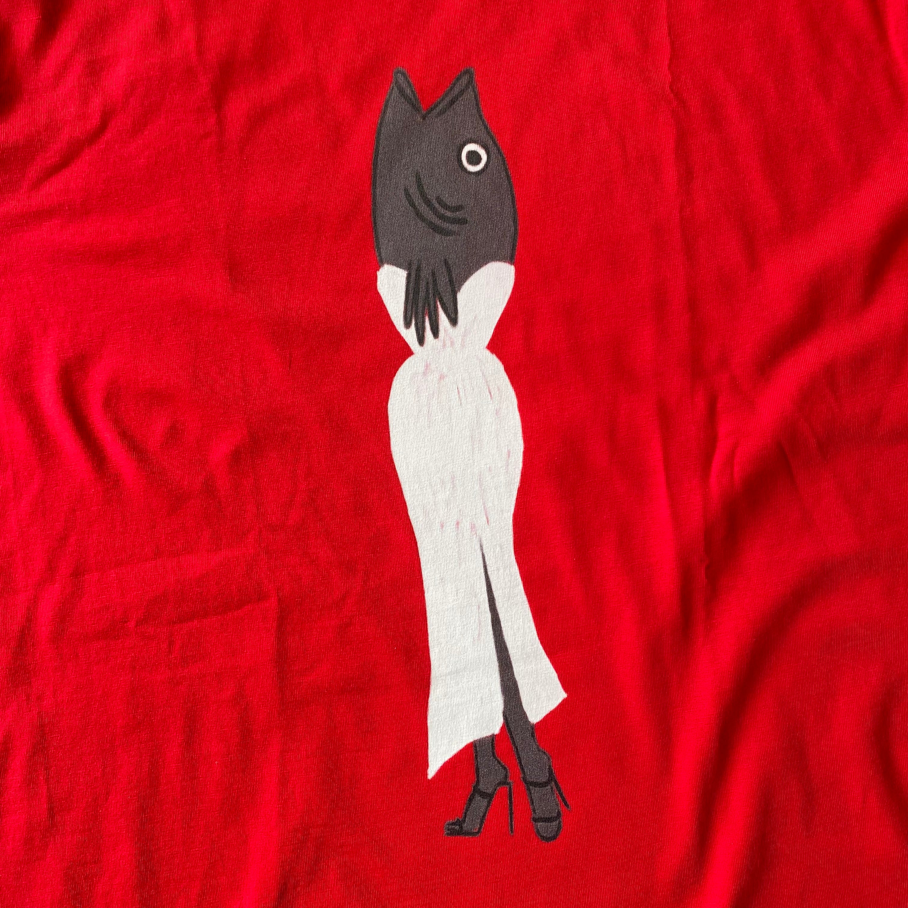 Shirt met tekening van glamour karper door Anne Neuteboom cabaretier in Anne Neut Boetiek