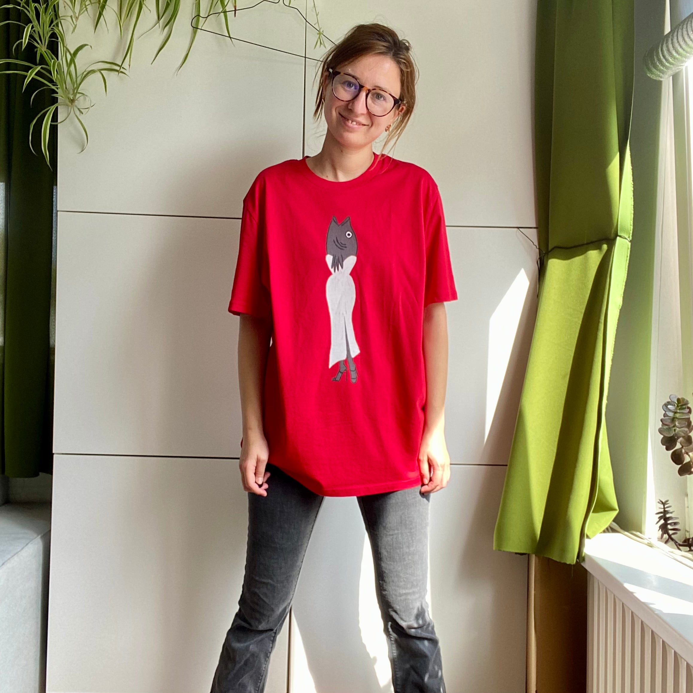 Shirt met tekening van glamour karper door Anne Neuteboom cabaretier in Anne Neut Boetiek