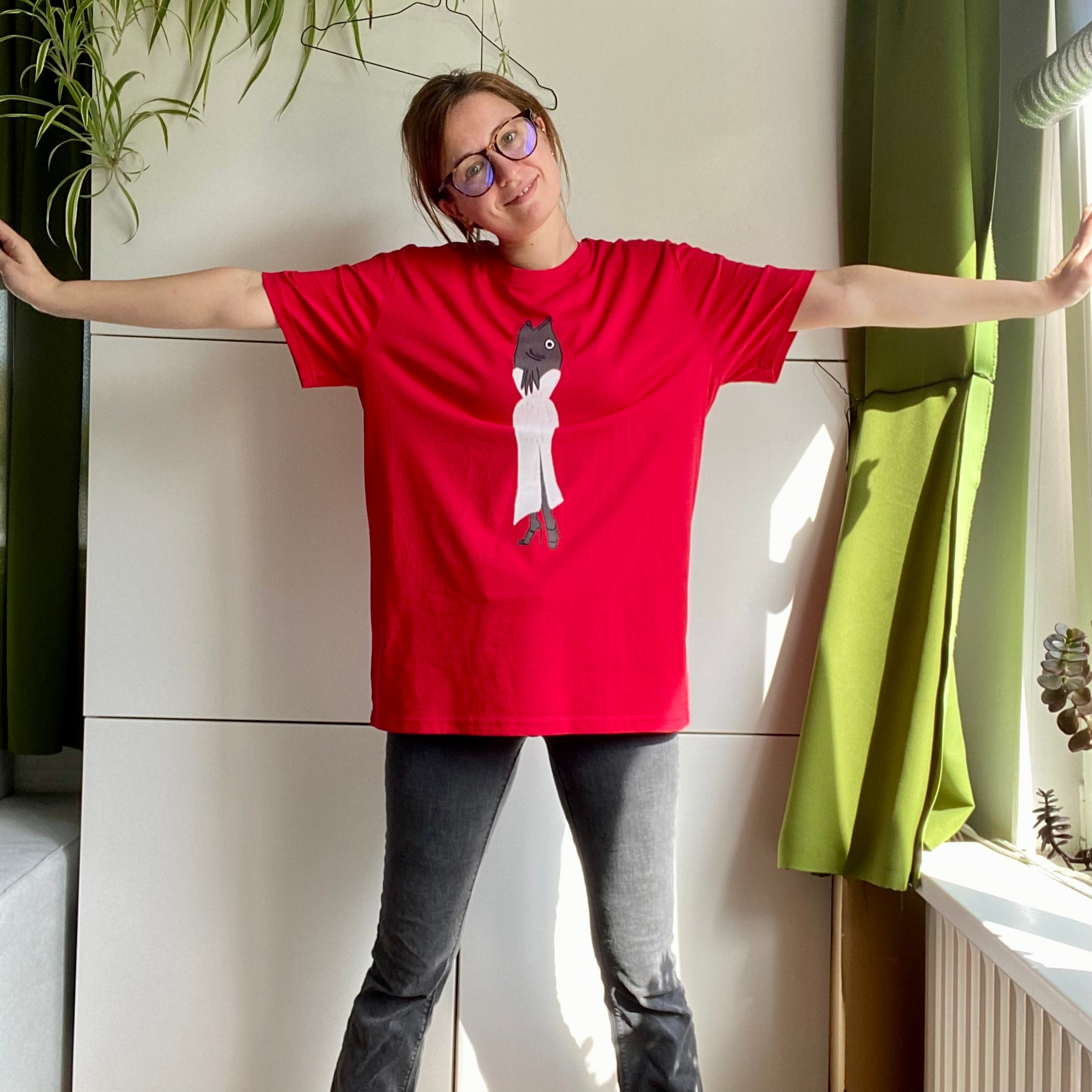 Shirt met tekening van glamour karper door Anne Neuteboom cabaretier in Anne Neut Boetiek