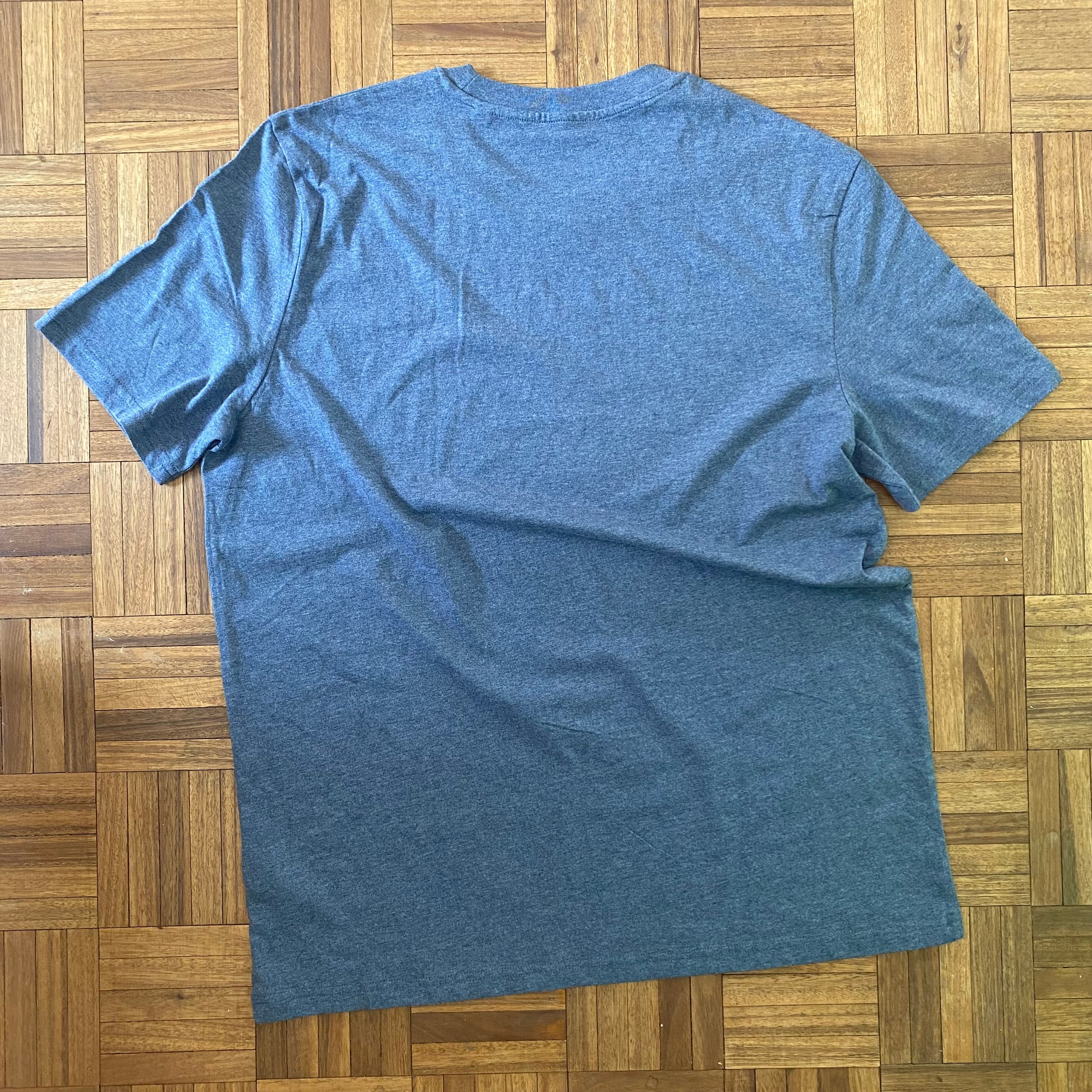 Shirt met tekening van haai door Anne Neuteboom cabaretier in Anne Neut Boetiek