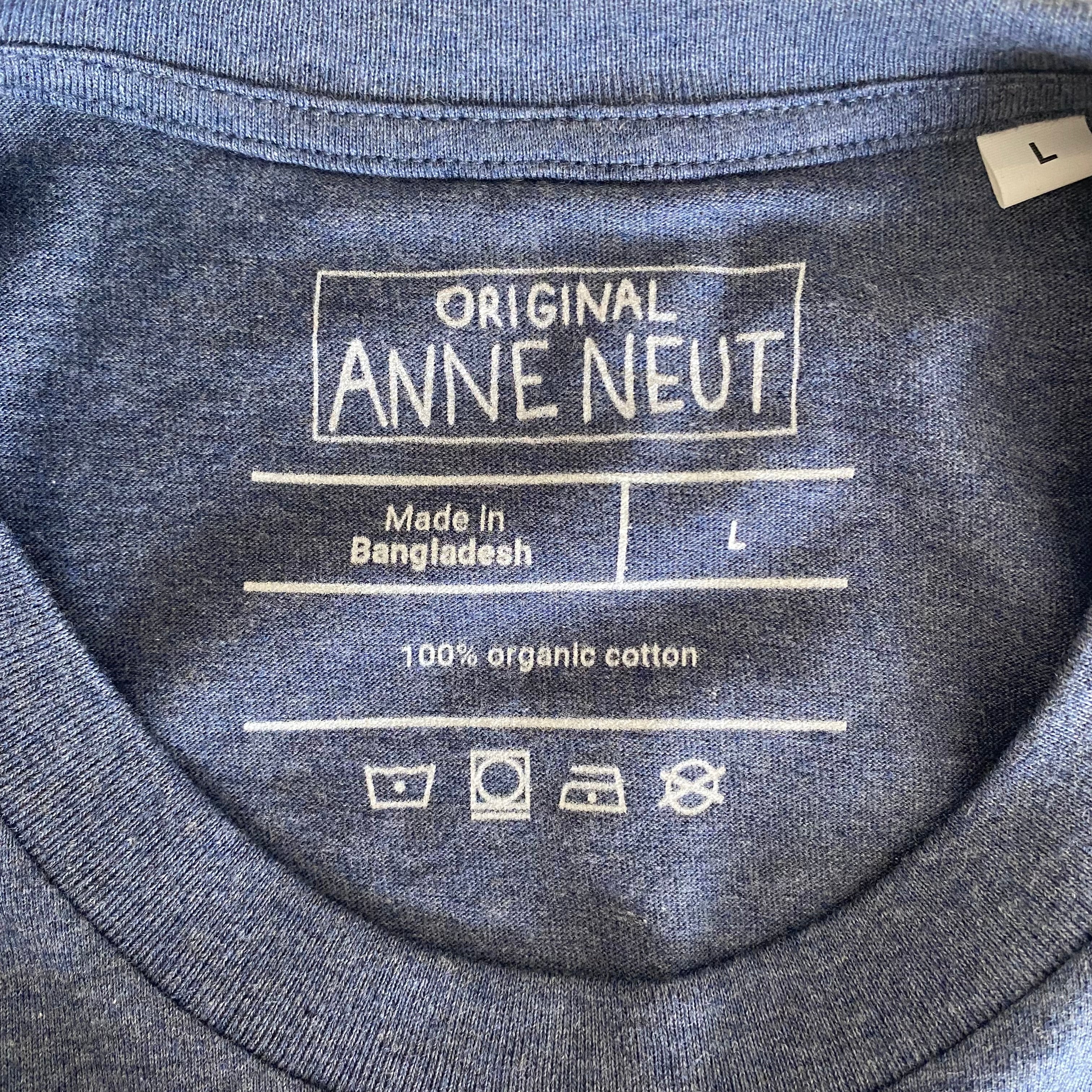 Shirt met tekening van haai door Anne Neuteboom cabaretier in Anne Neut Boetiek