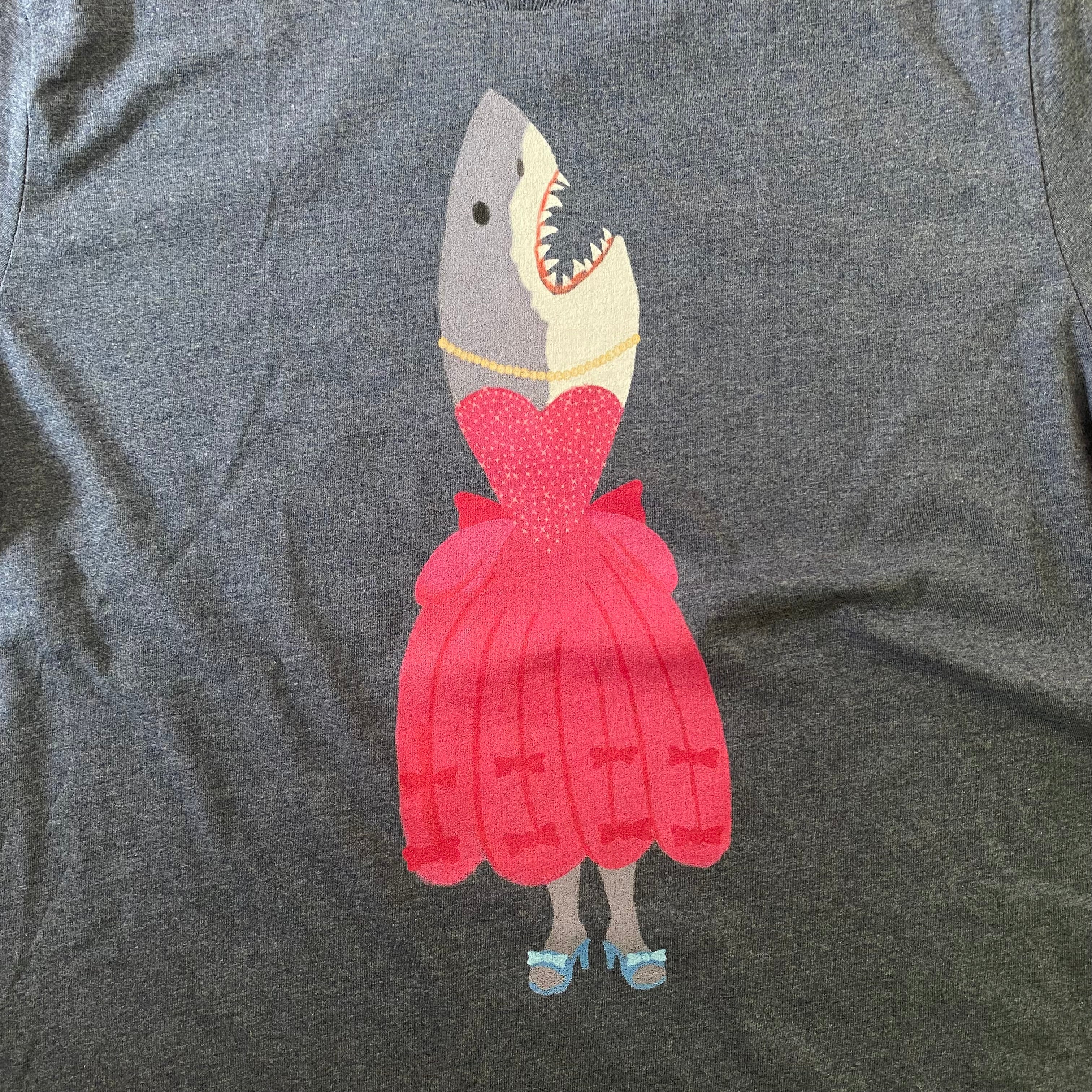 Shirt met tekening van haai door Anne Neuteboom cabaretier in Anne Neut Boetiek