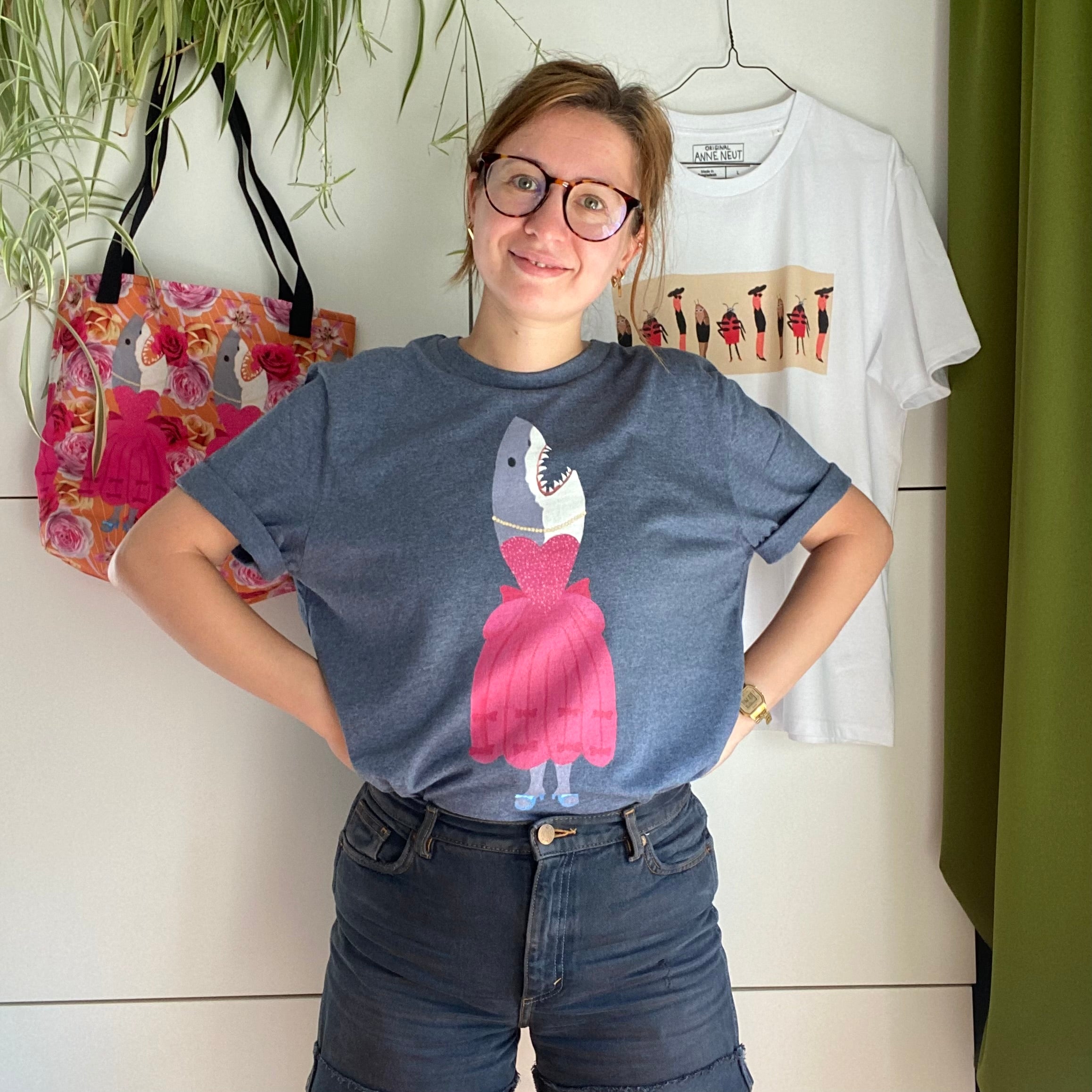 Shirt met tekening van haai door Anne Neuteboom cabaretier in Anne Neut Boetiek