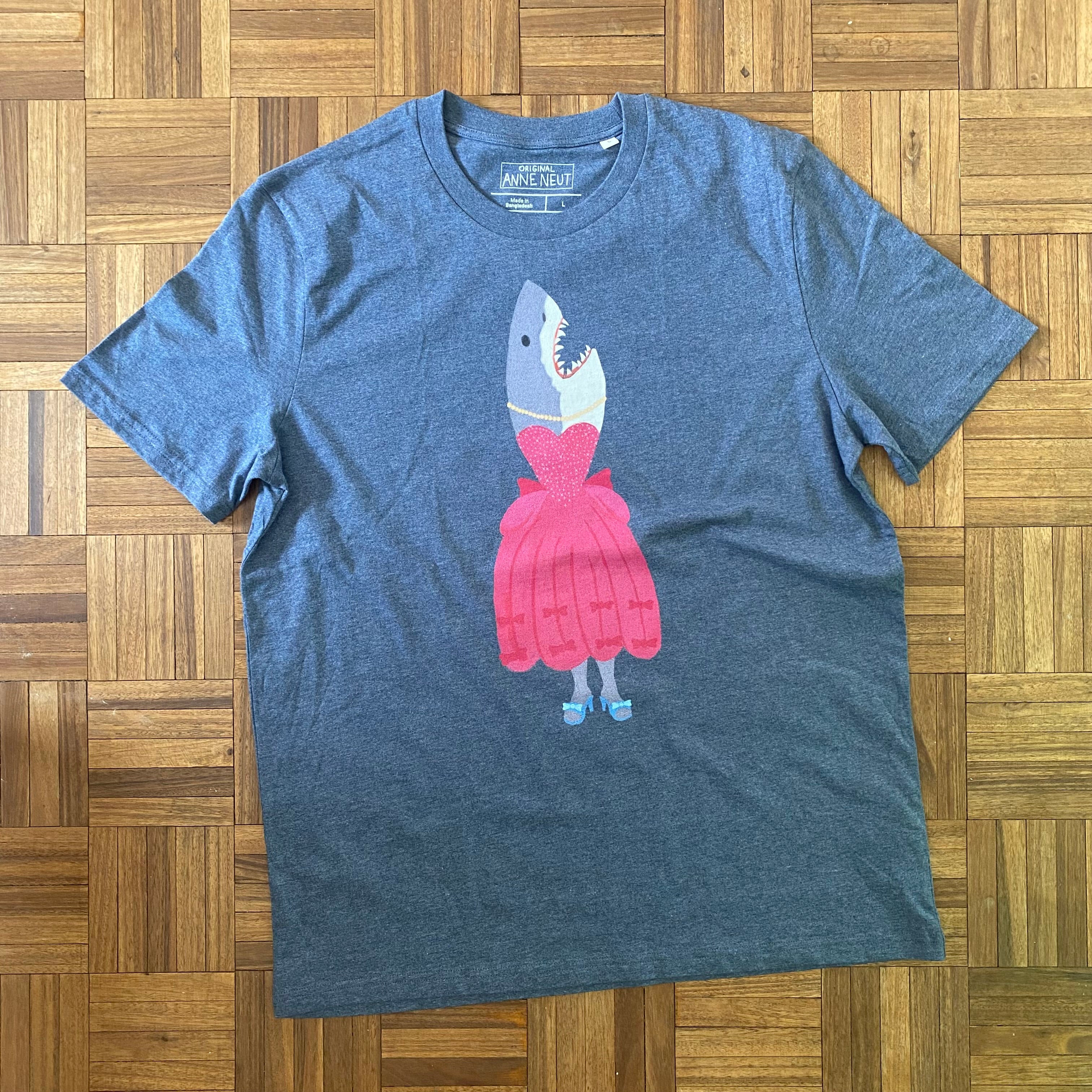 Shirt met tekening van haai door Anne Neuteboom cabaretier in Anne Neut Boetiek