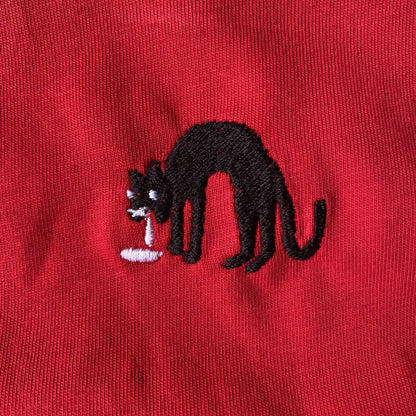 Shirt met borduurwerk van tekening van kotsende kat door Anne Neuteboom cabaretier in Anne Neut Boetiek