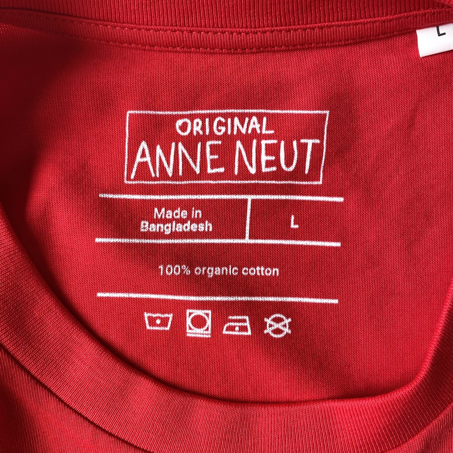 Shirt met borduurwerk van tekening van kotsende kat door Anne Neuteboom cabaretier in Anne Neut Boetiek