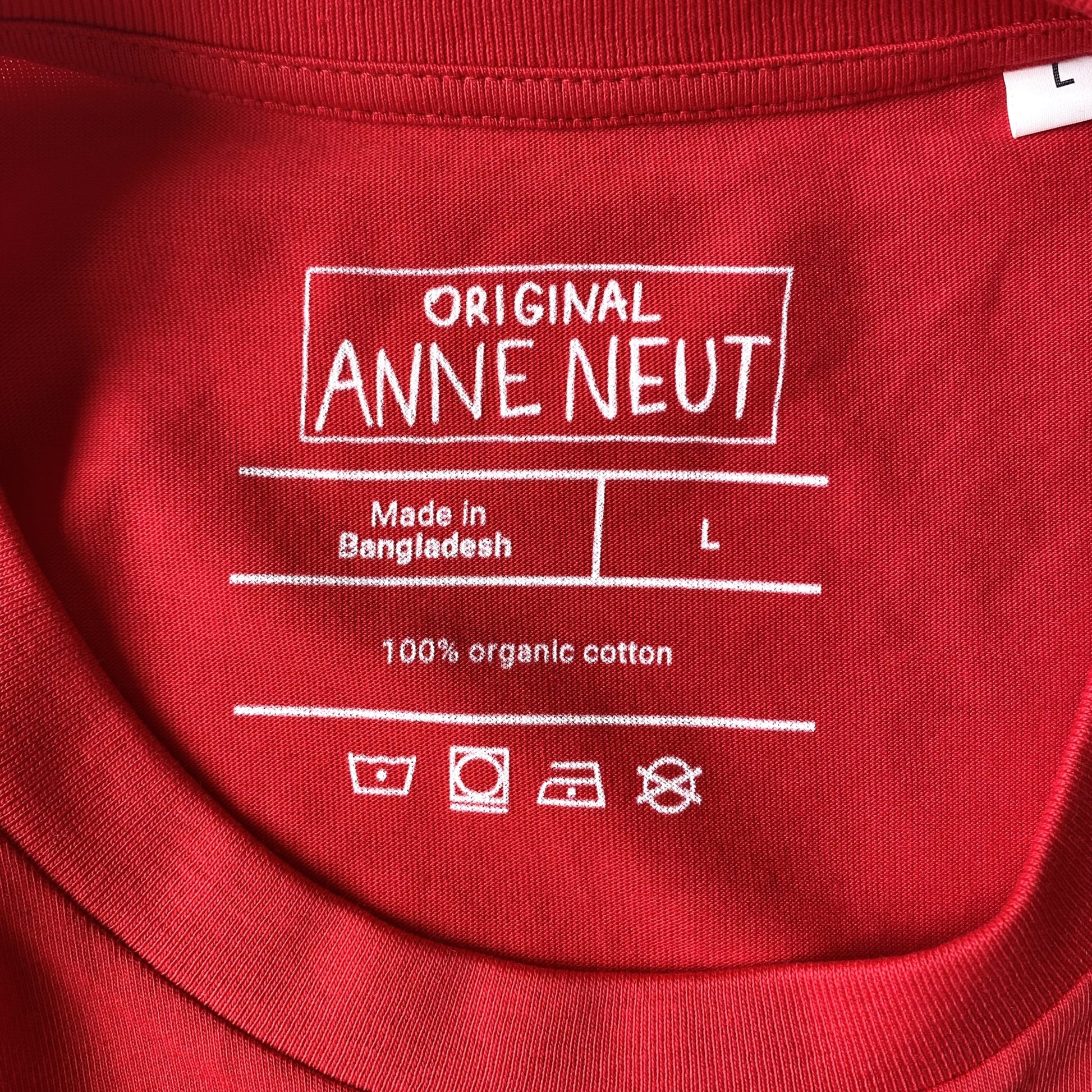 Shirt met borduurwerk van tekening van kotsende kat door Anne Neuteboom cabaretier in Anne Neut Boetiek