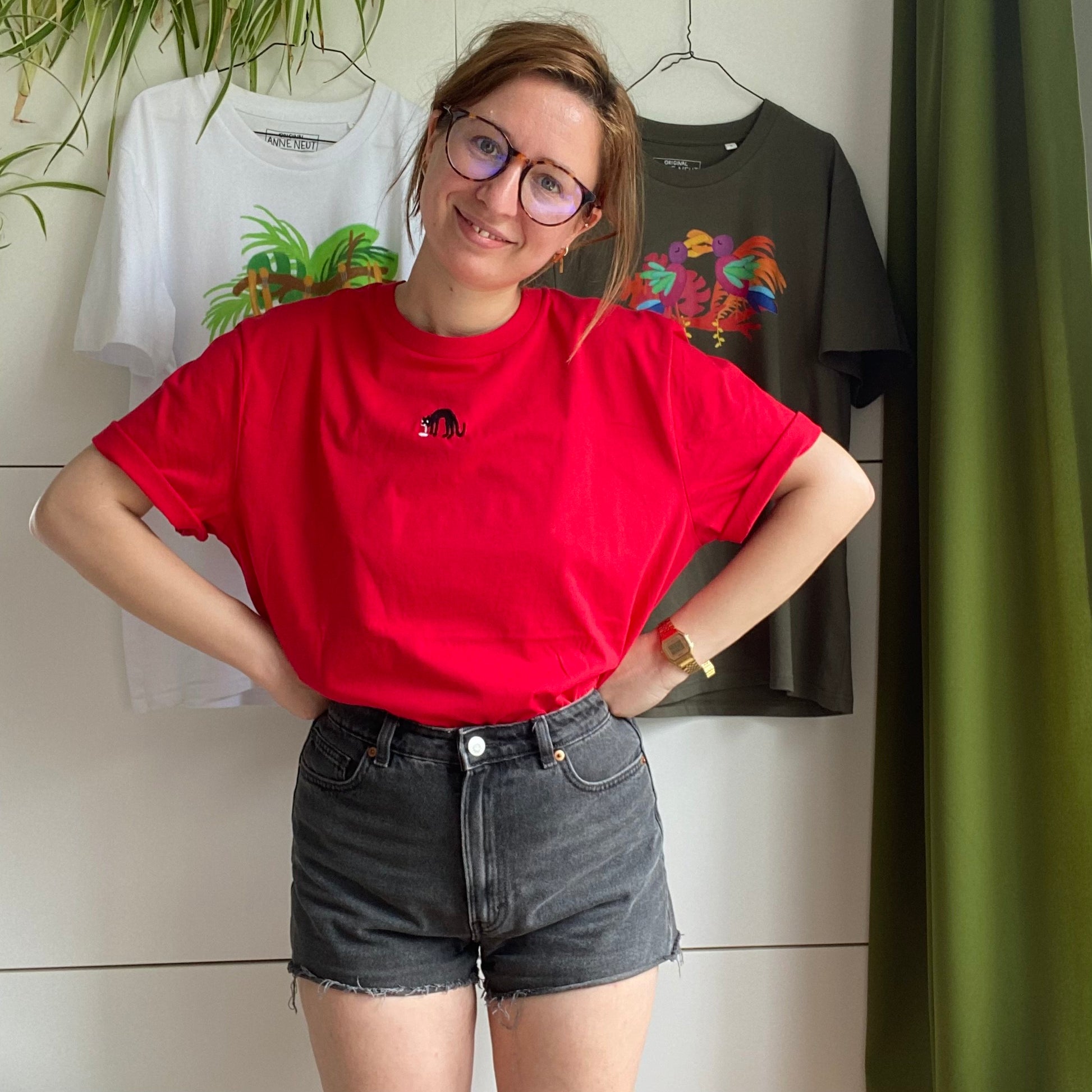 Shirt met borduurwerk van tekening van kotsende kat door Anne Neuteboom cabaretier in Anne Neut Boetiek