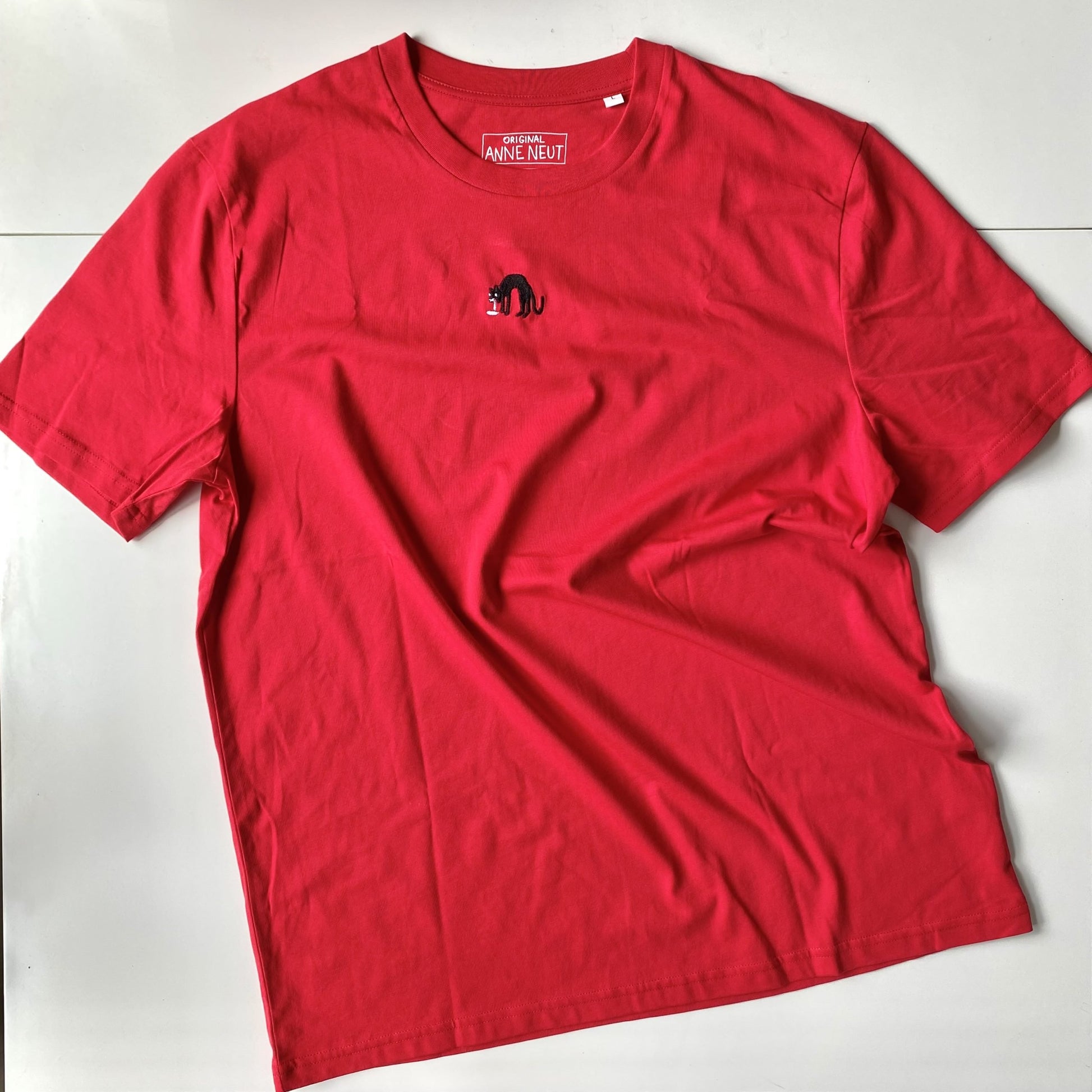 Shirt met borduurwerk van tekening van kotsende kat door Anne Neuteboom cabaretier in Anne Neut Boetiek