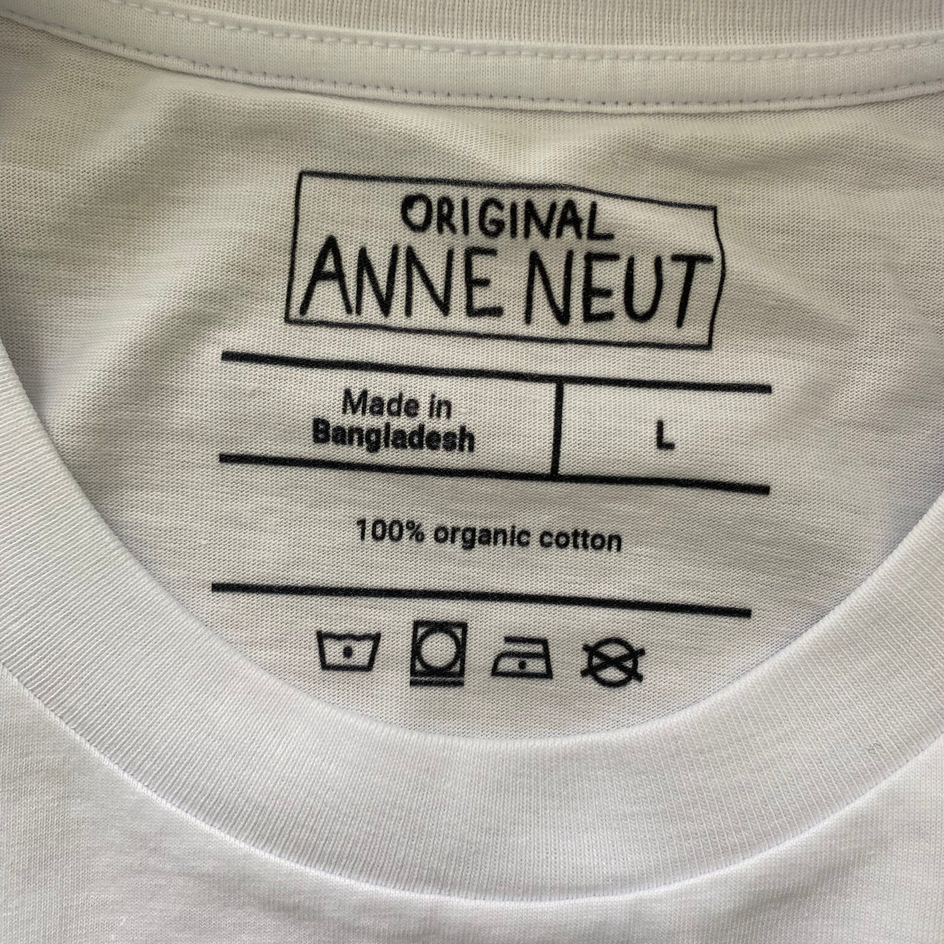 Shirt met borduurwerk van tekening van poepende hond door Anne Neuteboom cabaretier in Anne Neut Boetiek