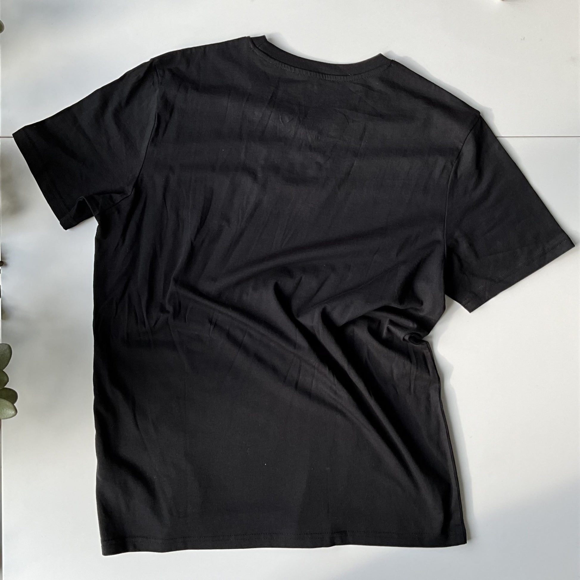Shirt met borduurwerk van tekening van puffende teckel door Anne Neuteboom cabaretier in Anne Neut Boetiek