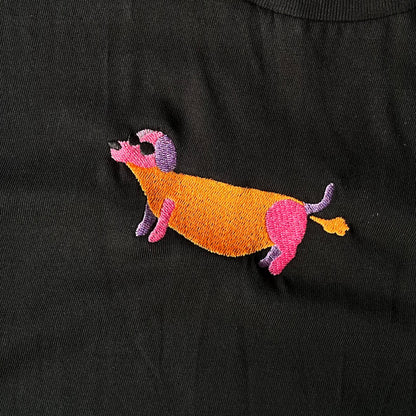 Shirt met borduurwerk van tekening van puffende teckel door Anne Neuteboom cabaretier in Anne Neut Boetiek