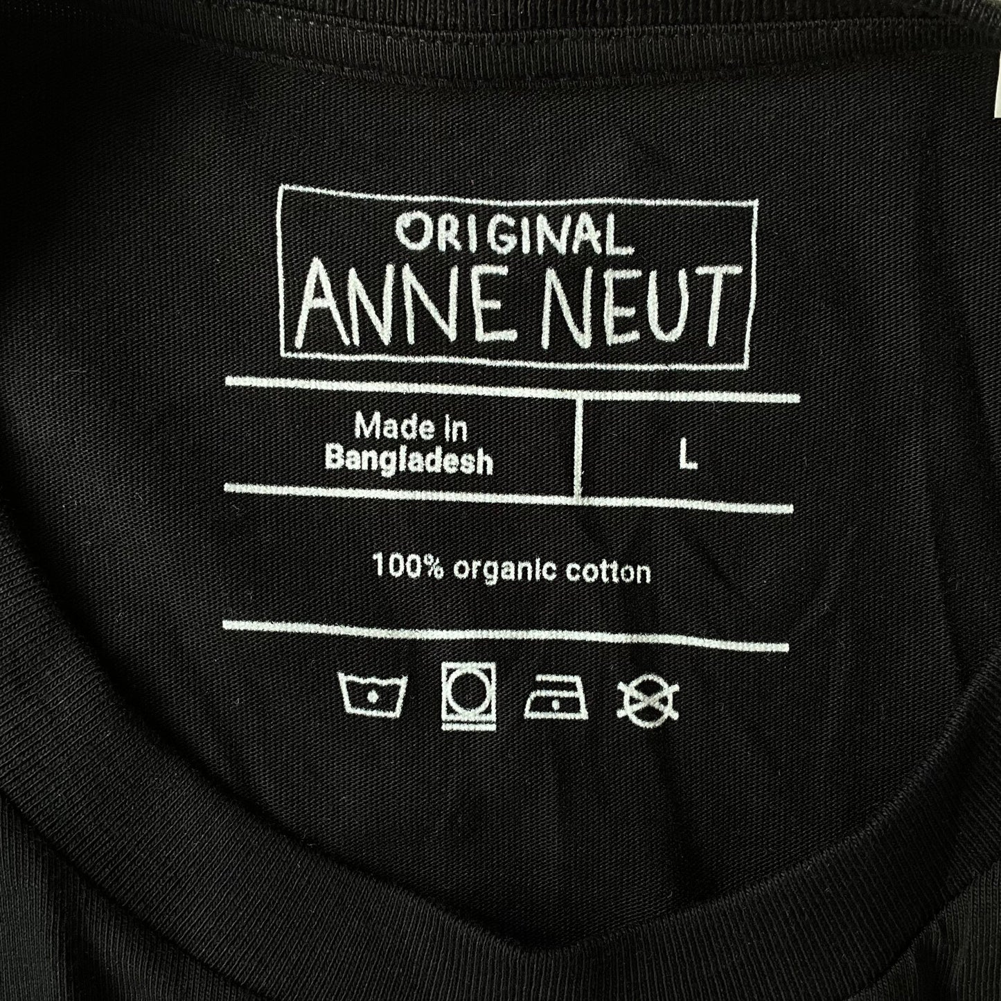 Shirt met borduurwerk van tekening van puffende teckel door Anne Neuteboom cabaretier in Anne Neut Boetiek