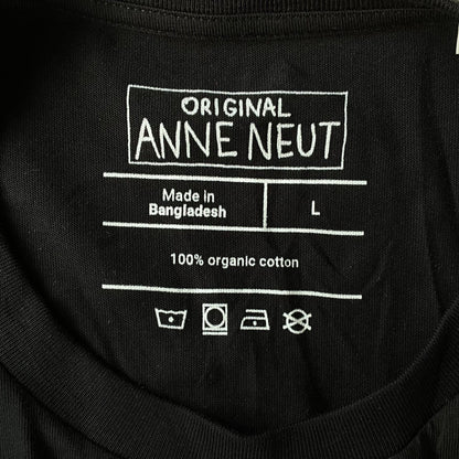 Shirt met borduurwerk van tekening van puffende teckel door Anne Neuteboom cabaretier in Anne Neut Boetiek