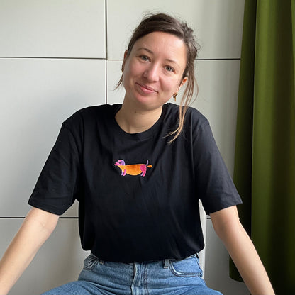 Shirt met borduurwerk van tekening van puffende teckel door Anne Neuteboom cabaretier in Anne Neut Boetiek