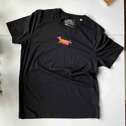 Shirt met borduurwerk van tekening van puffende teckel door Anne Neuteboom cabaretier in Anne Neut Boetiek