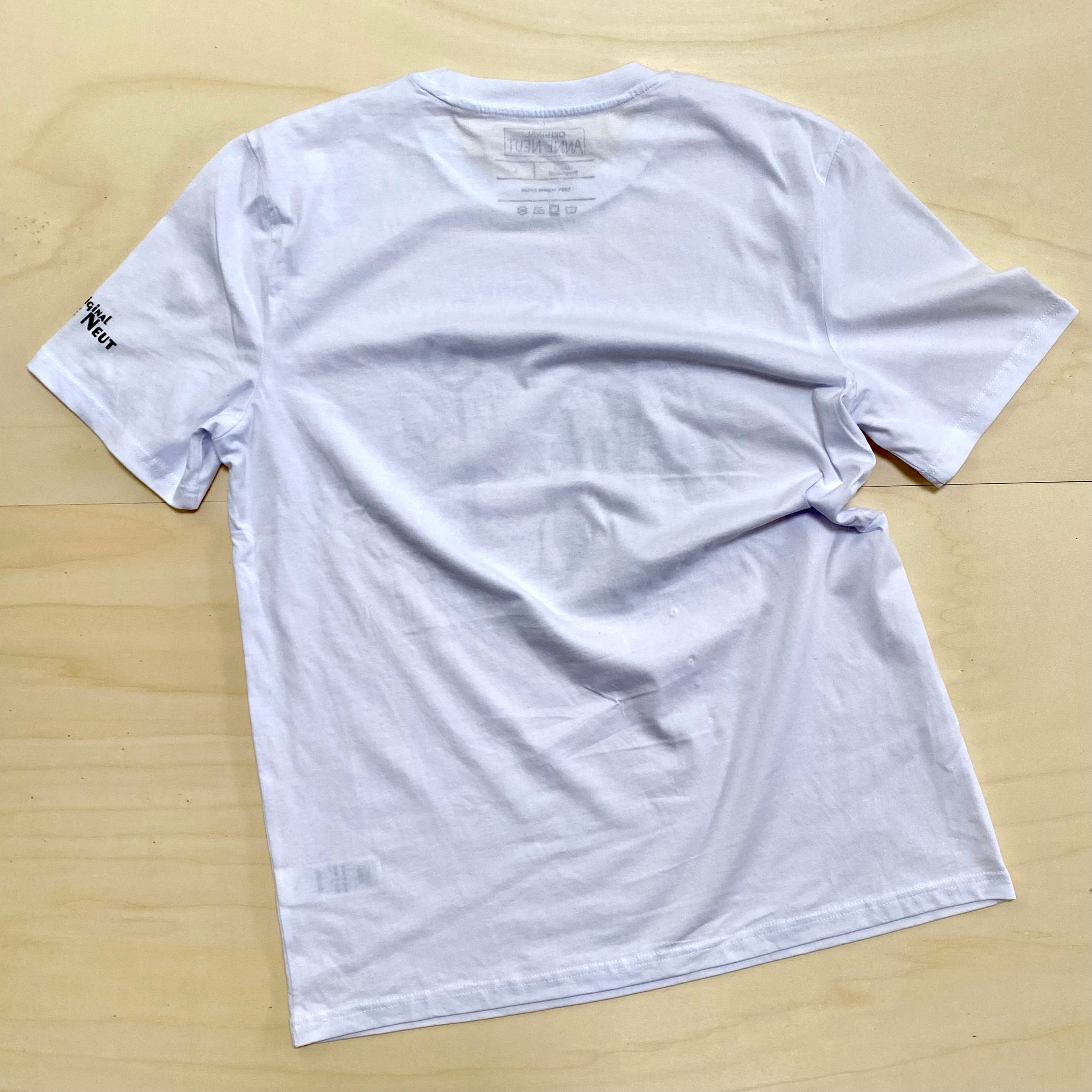 Shirt met tekening van plassende stokstaartjes door Anne Neuteboom cabaretier in Anne Neut Boetiek