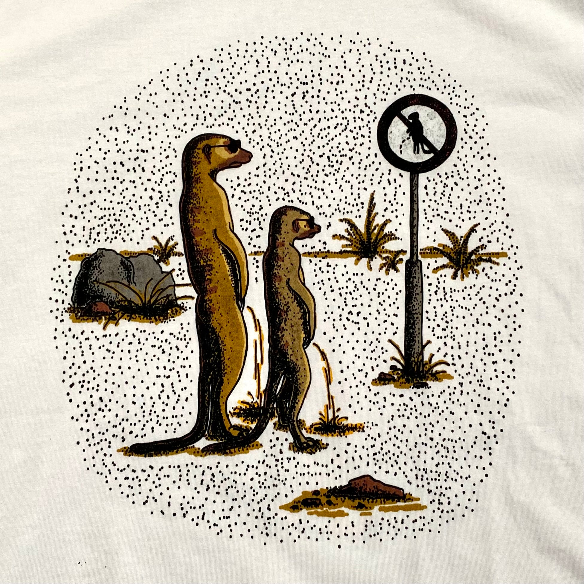 Shirt met tekening van plassende stokstaartjes door Anne Neuteboom cabaretier in Anne Neut Boetiek