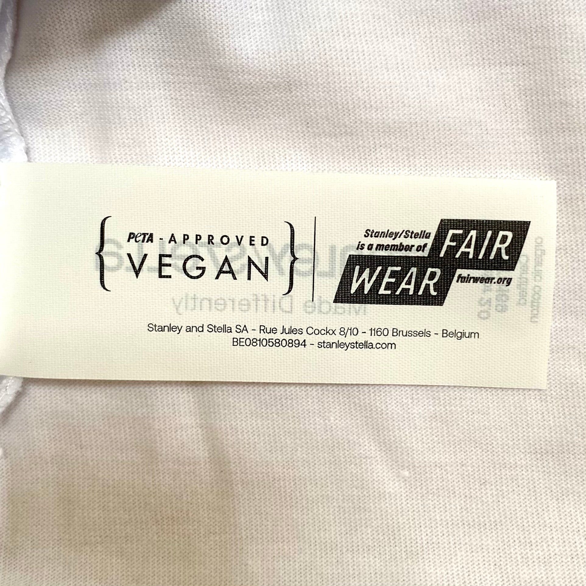 Shirt met tekening van plassende stokstaartjes door Anne Neuteboom cabaretier in Anne Neut Boetiek