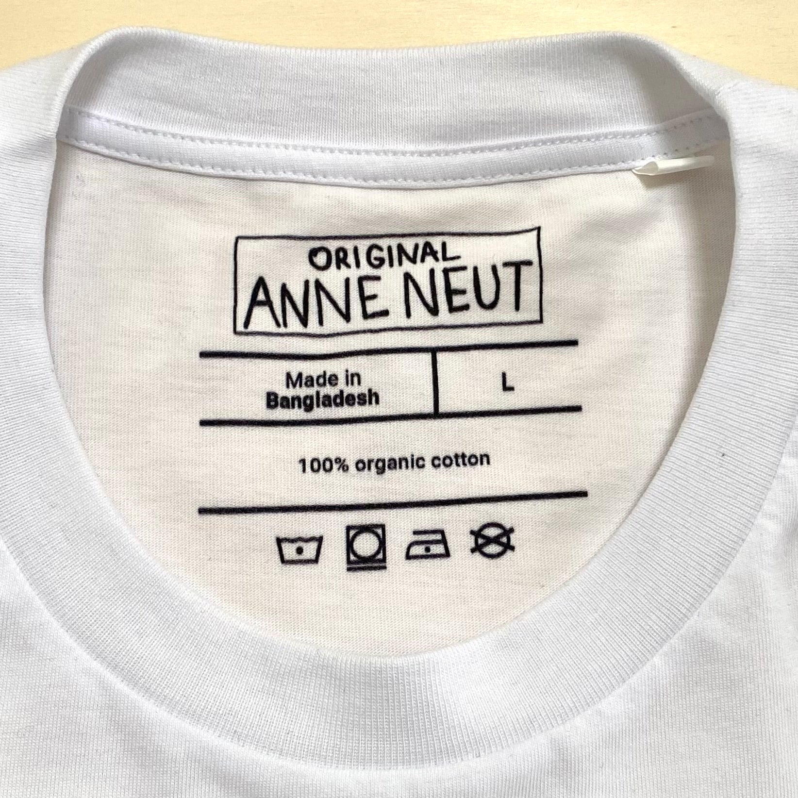 Shirt met tekening van plassende stokstaartjes door Anne Neuteboom cabaretier in Anne Neut Boetiek