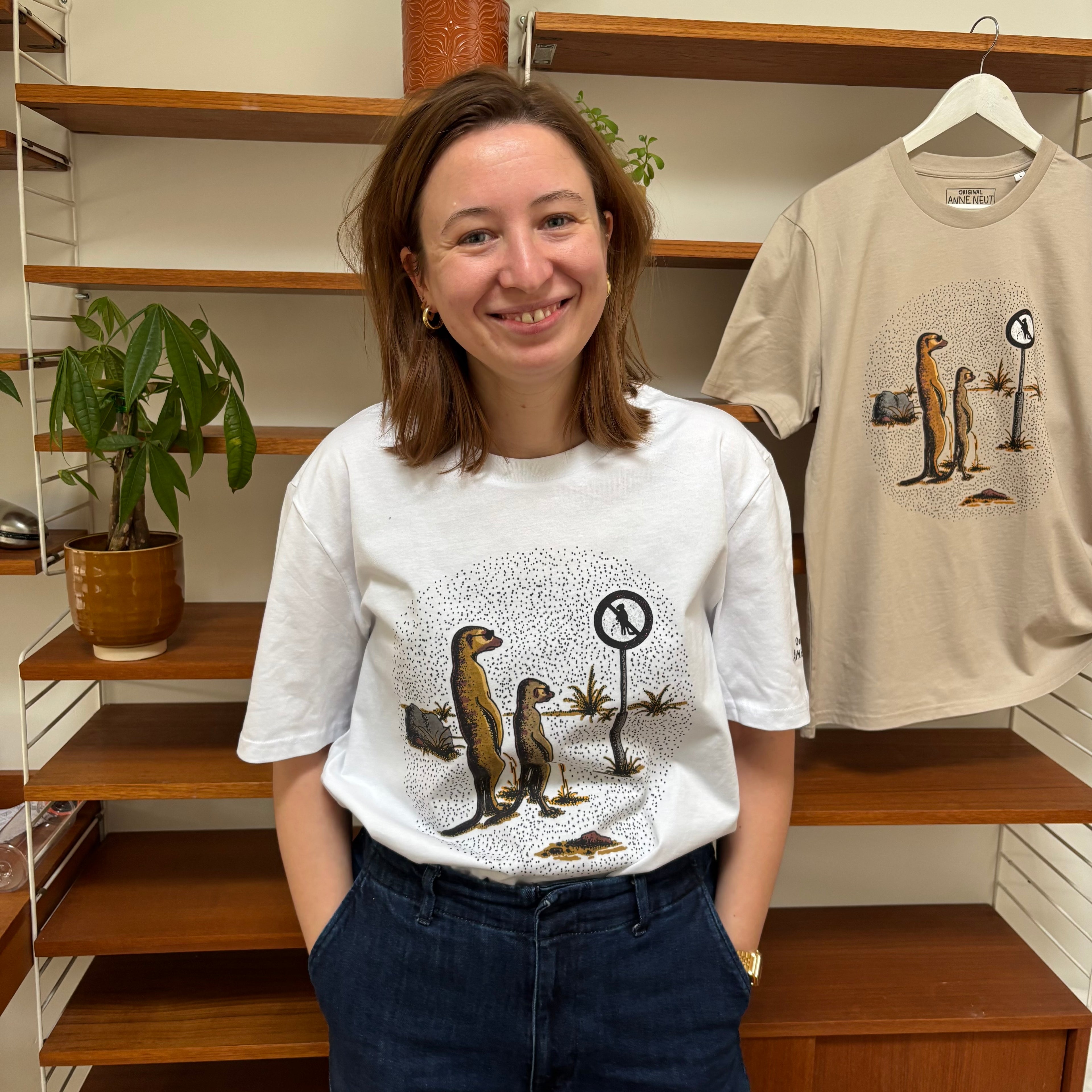 Shirt met tekening van plassende stokstaartjes door Anne Neuteboom cabaretier in Anne Neut Boetiek